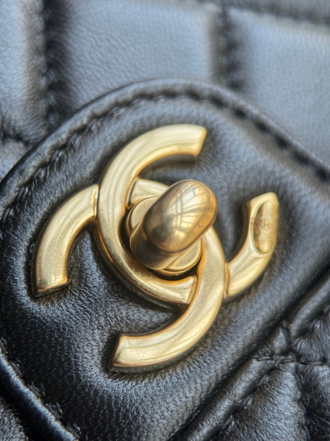 CHANEL-25B Affinity Duma golden/sliver