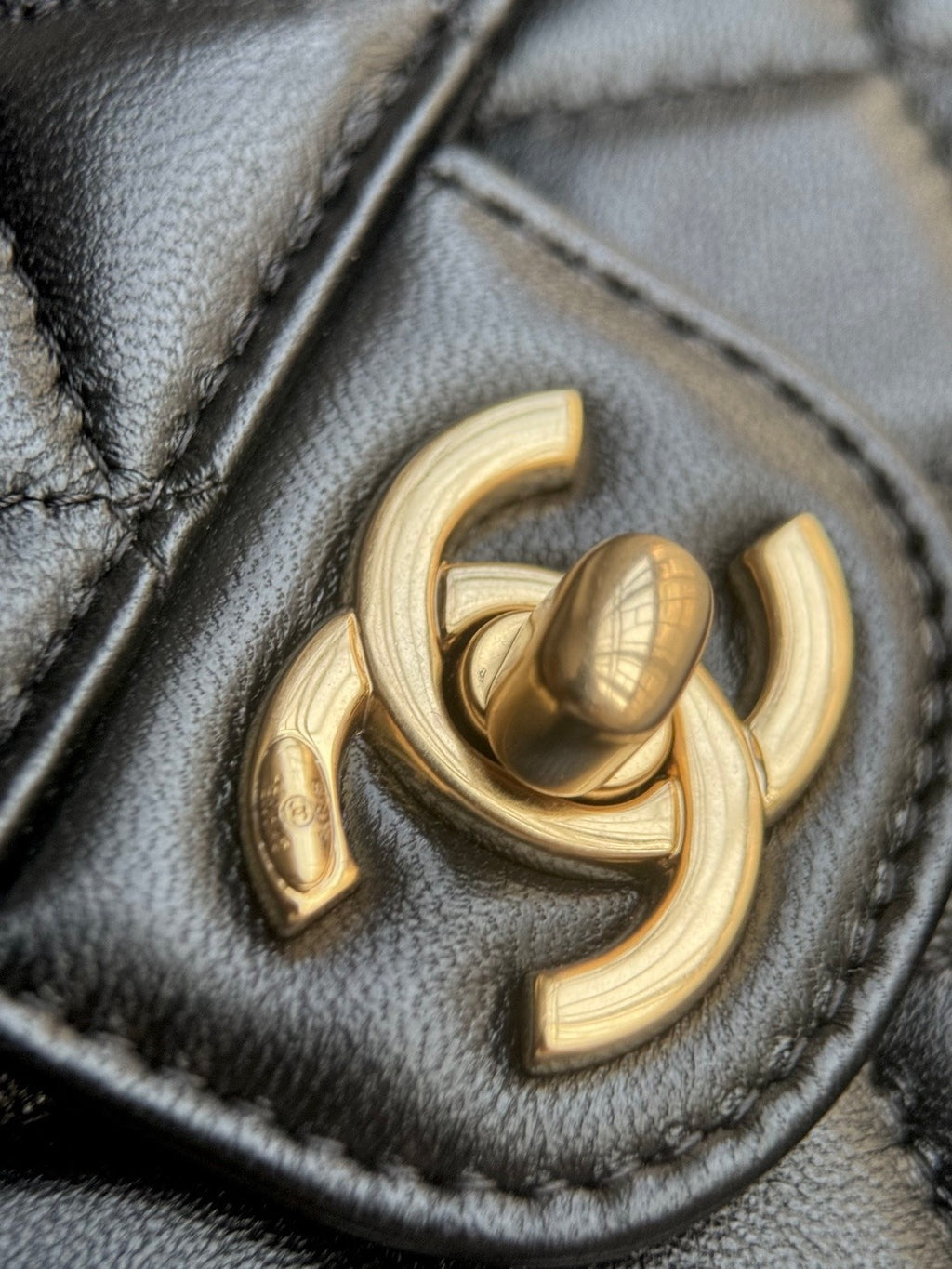 CHANEL-25B backpack golden/sliver