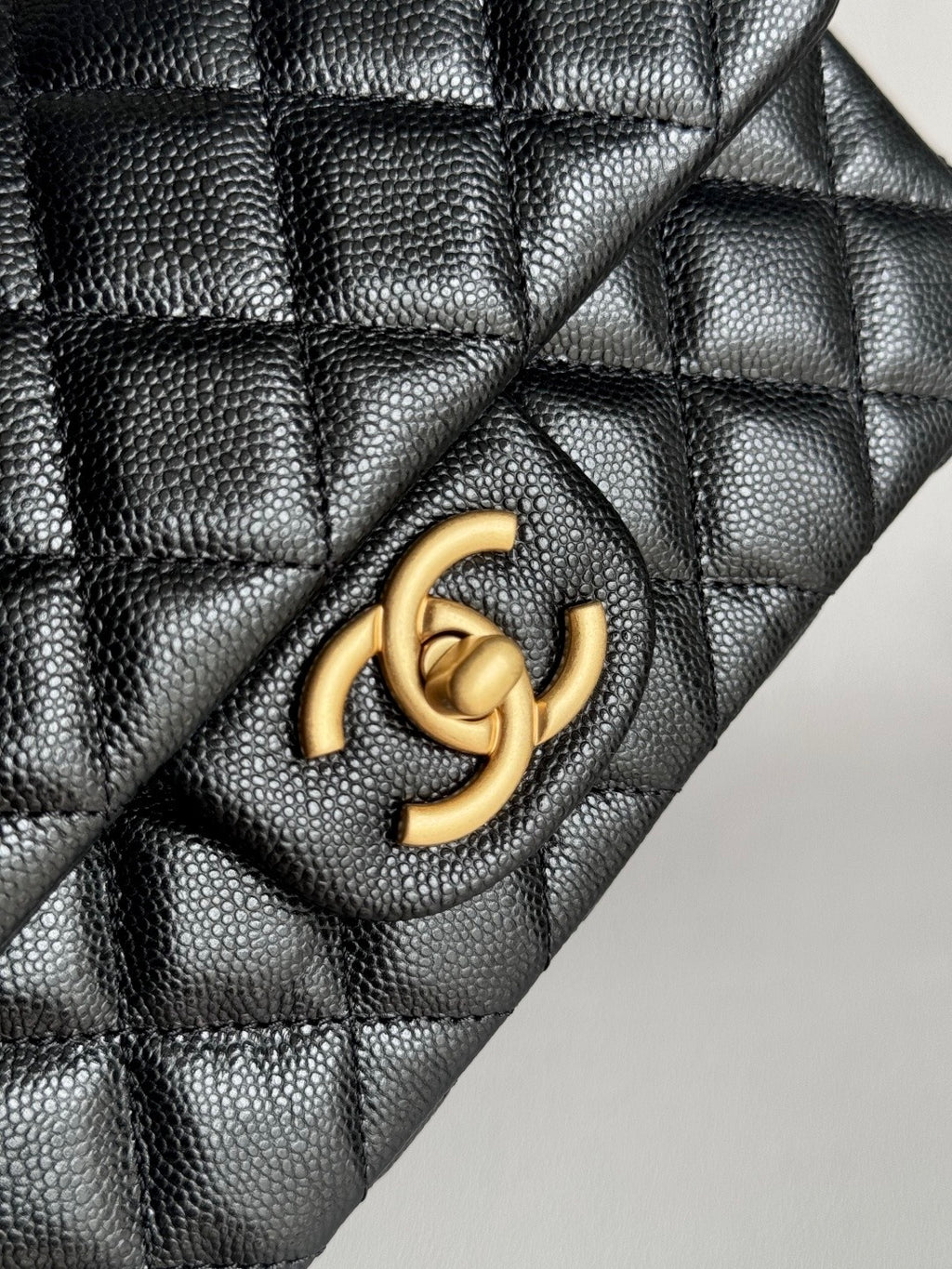 CHANEL-25B handle golden/sliver
