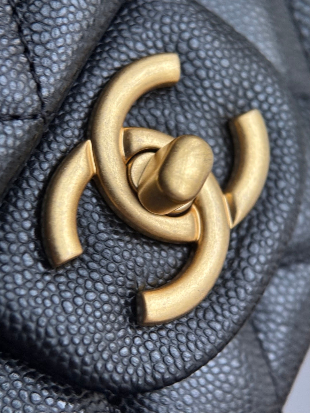 CHANEL-25B handle golden/sliver