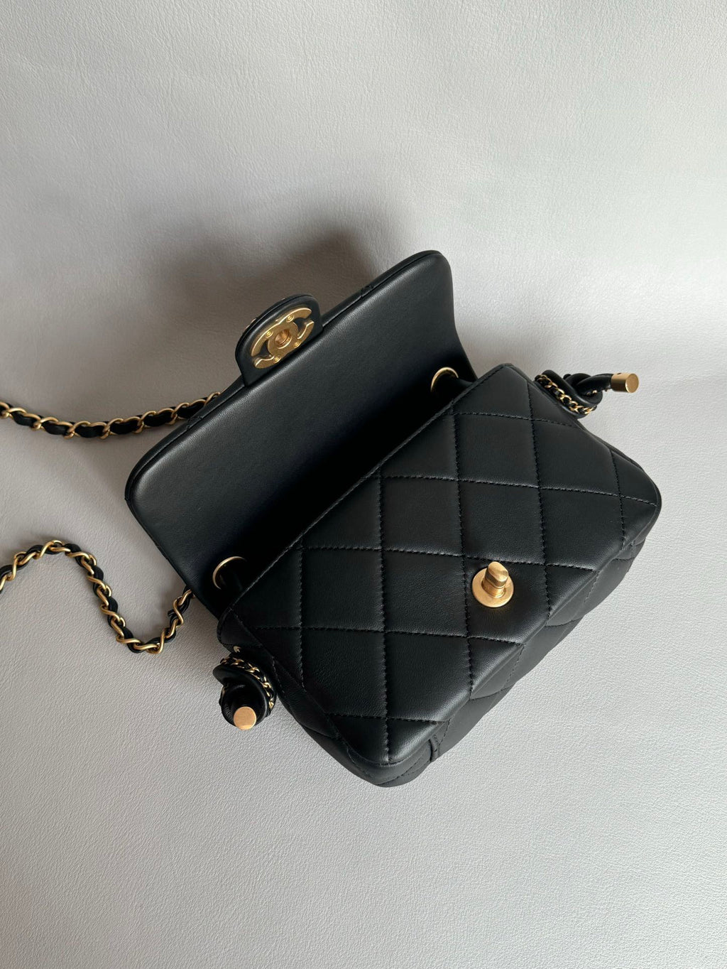 CHANEL-25C Tied handle bag golden/sliver