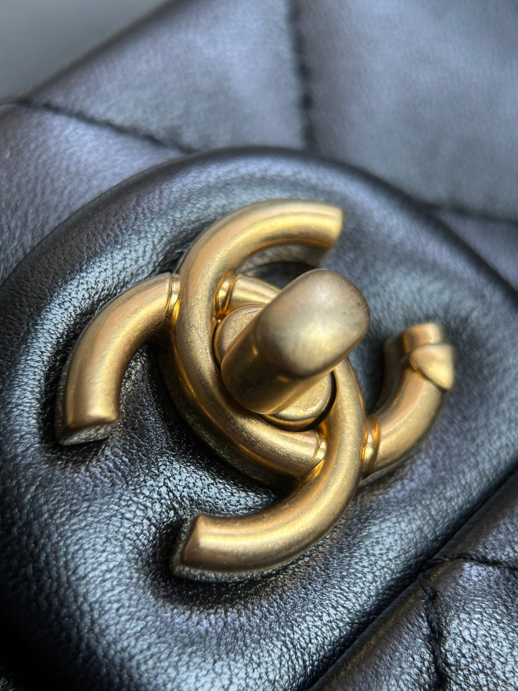 CHANEL-24C Sweet Heart Crush  lap Bag golden/sliver