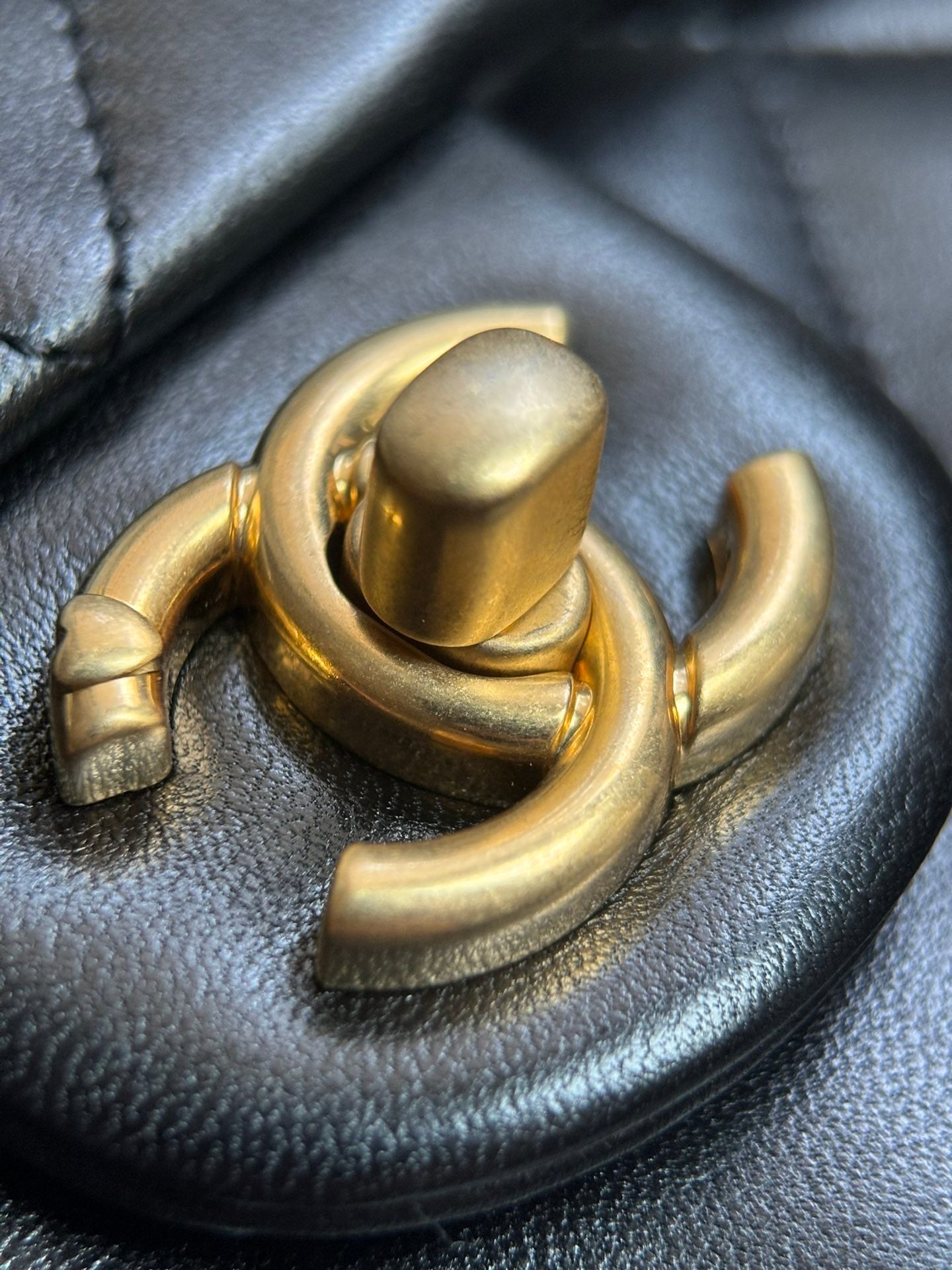 CHANEL-24C Sweet Heart Crush  lap Bag golden/sliver