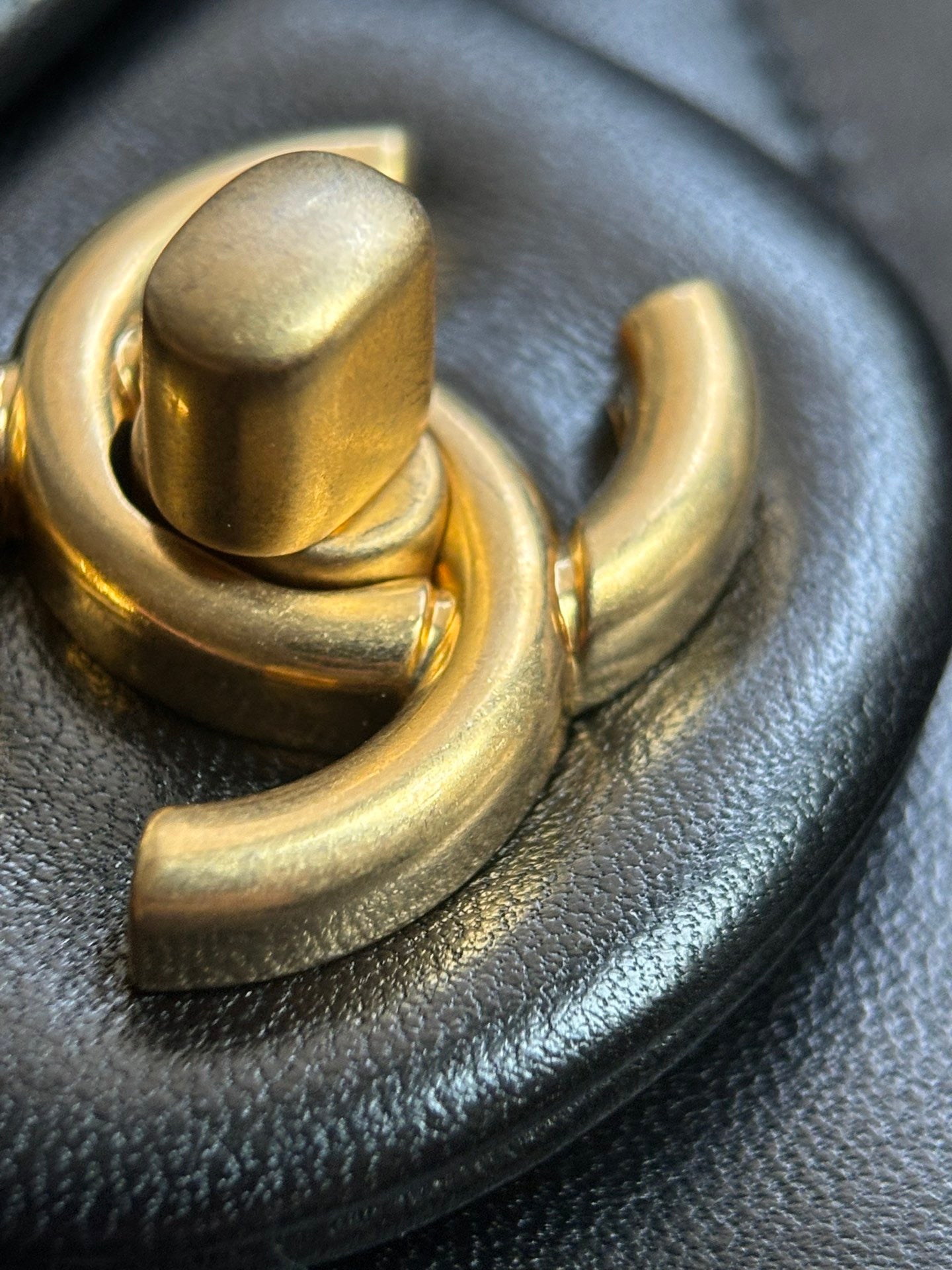 CHANEL-24C Sweet Heart Crush  lap Bag golden/sliver