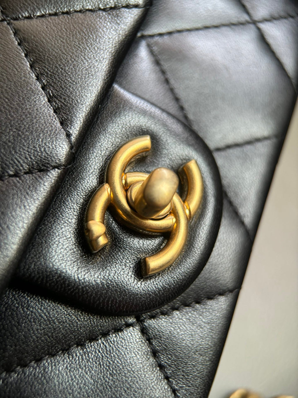 CHANEL-24C Sweet Heart Crush  lap Bag golden/sliver