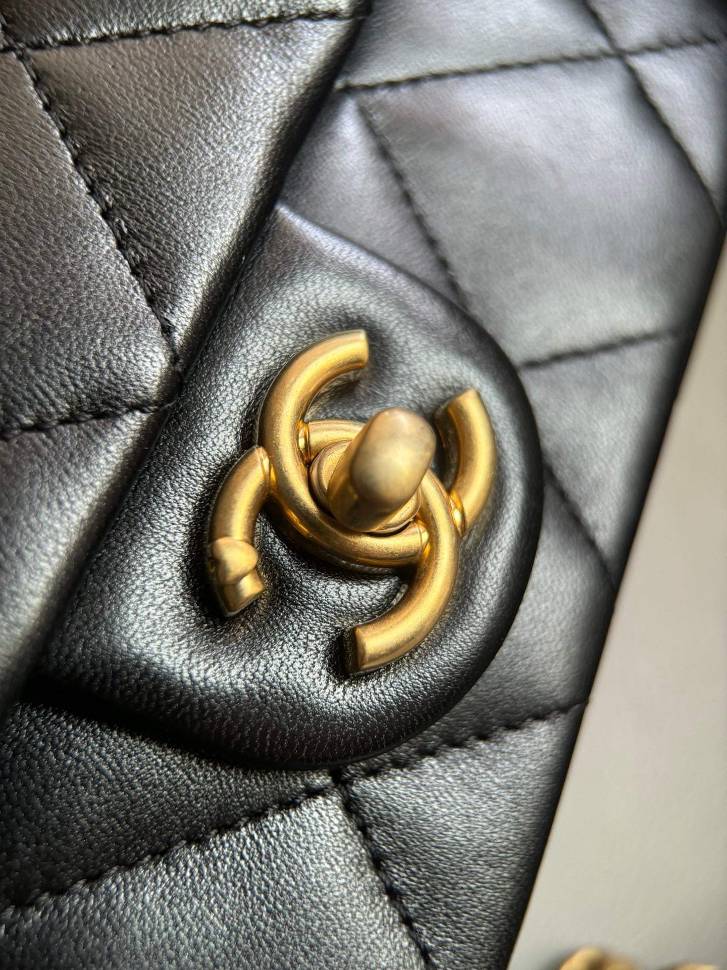 CHANEL-24C Sweet Heart Crush  lap Bag golden/sliver