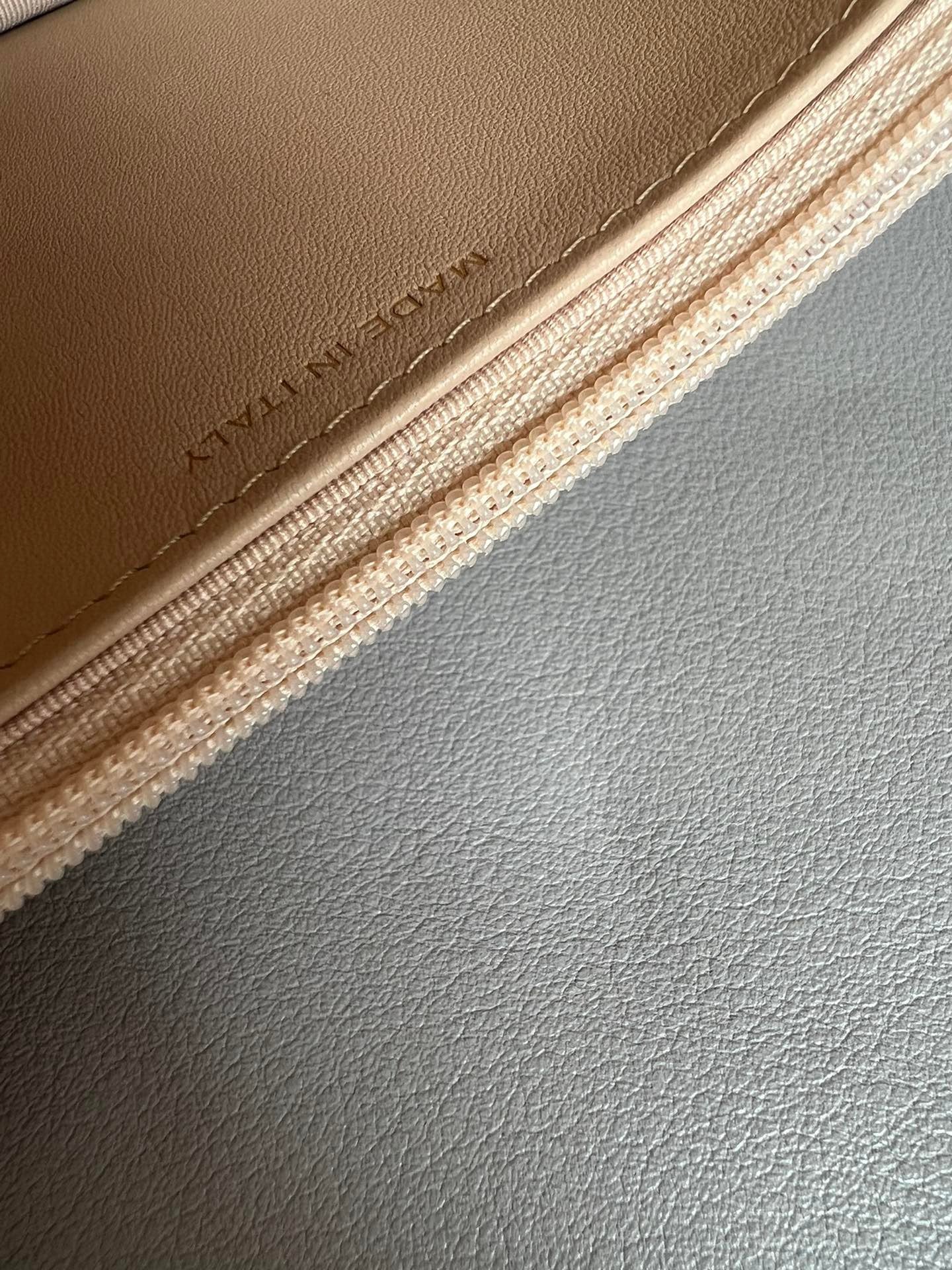 CHANEL-25A WOC bag golden/sliver