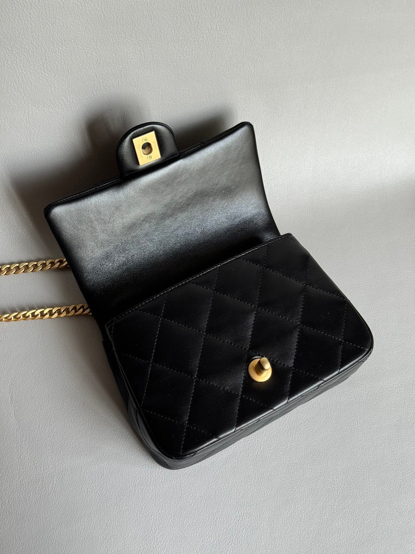 CHANEL-24C Sweet Heart Crush  lap Bag golden/sliver