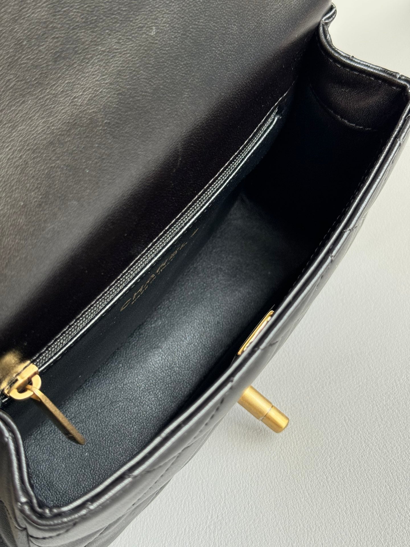 CHANEL-24C Sweet Heart Crush  lap Bag golden/sliver