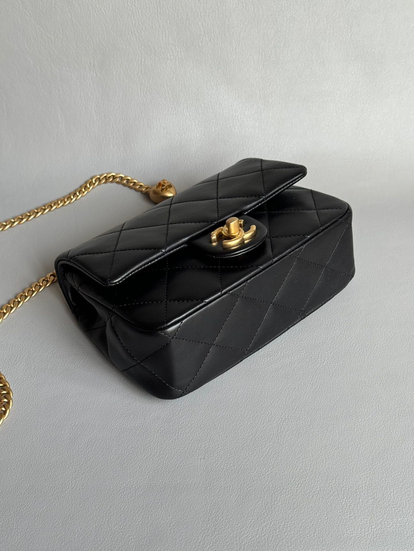 CHANEL-24C Sweet Heart Crush  lap Bag golden/sliver