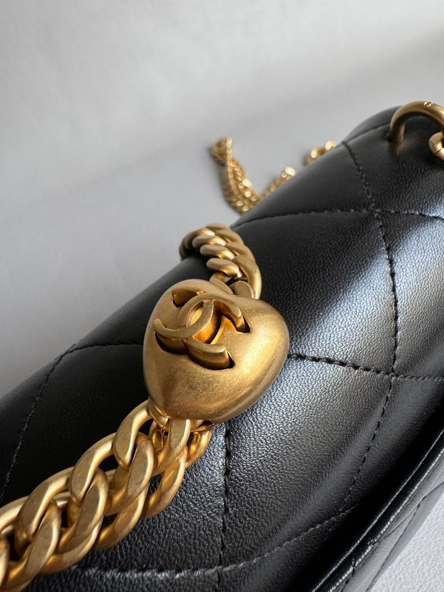 CHANEL-24C Sweet Heart Crush  lap Bag golden/sliver