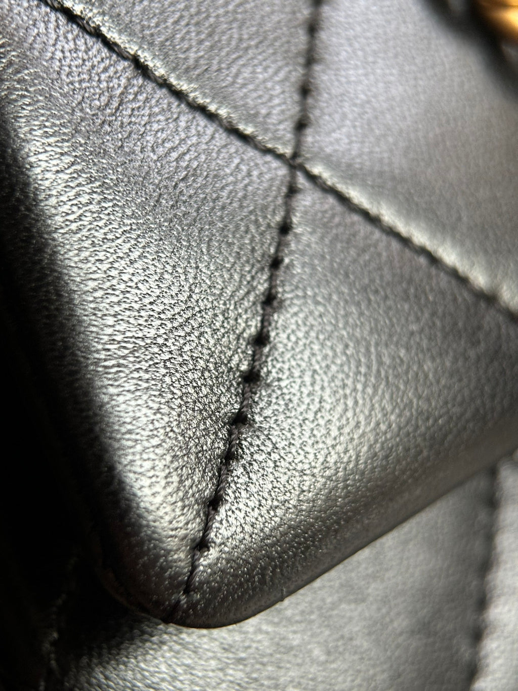 CHANEL-24C Sweet Heart Crush  lap Bag golden/sliver