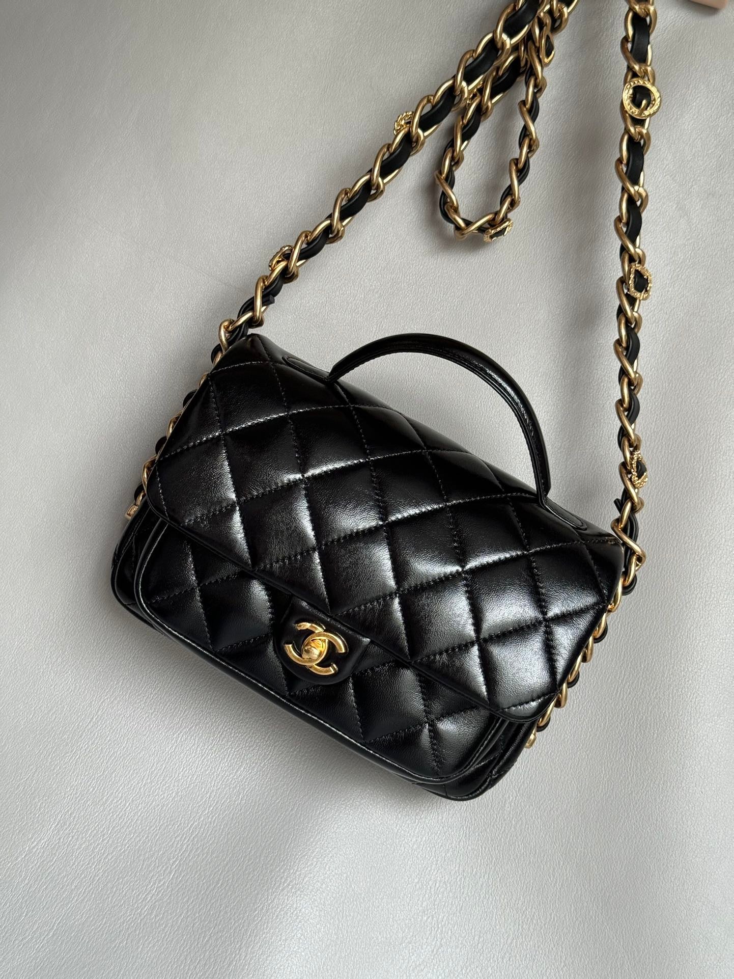 CHANEL-24a Flap bag golden/sliver