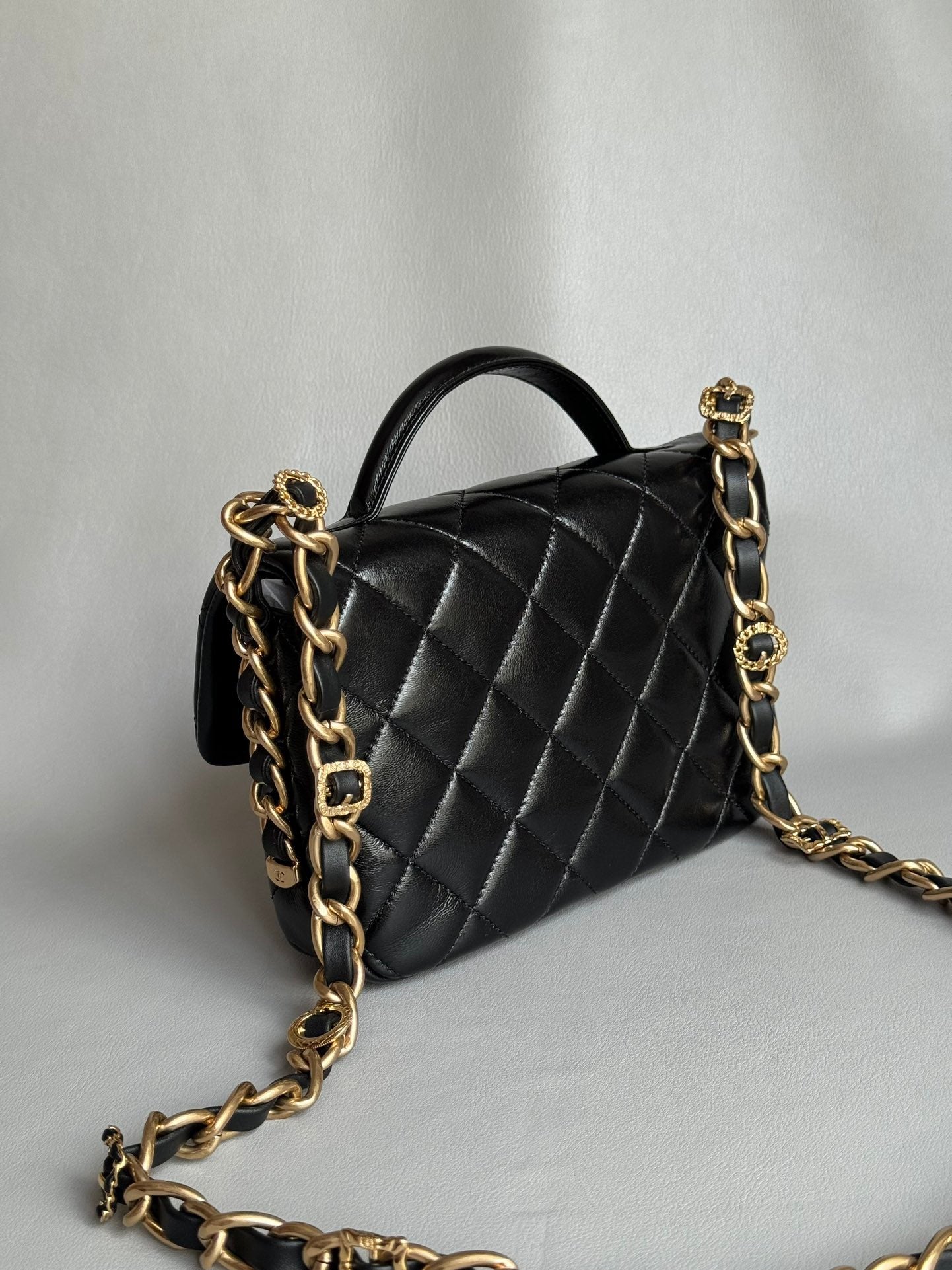 CHANEL-24a Flap bag golden/sliver