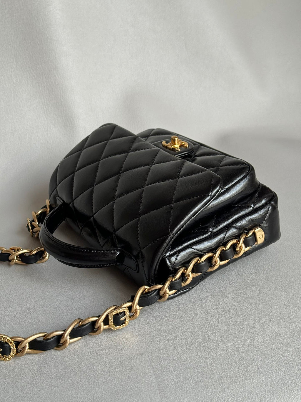 CHANEL-24a Flap bag golden/sliver
