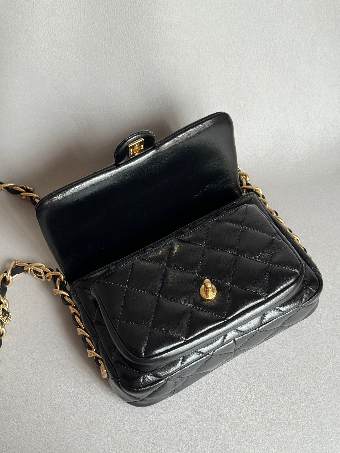 CHANEL-24a Flap bag golden/sliver
