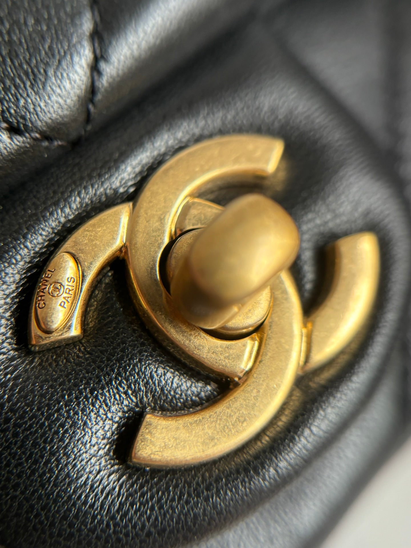 CHANEL-24K Pearl Flap bag golden/sliver