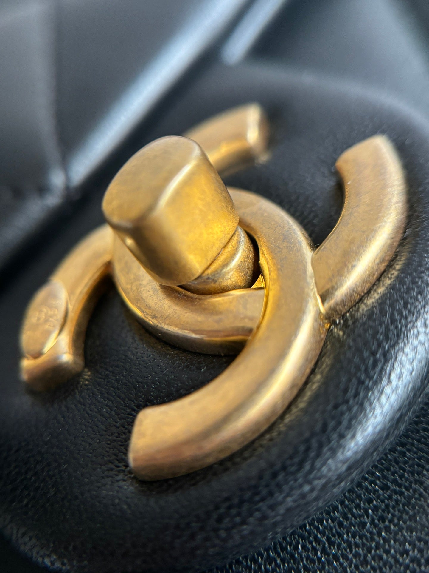 CHANEL-24K Pearl Flap bag golden/sliver