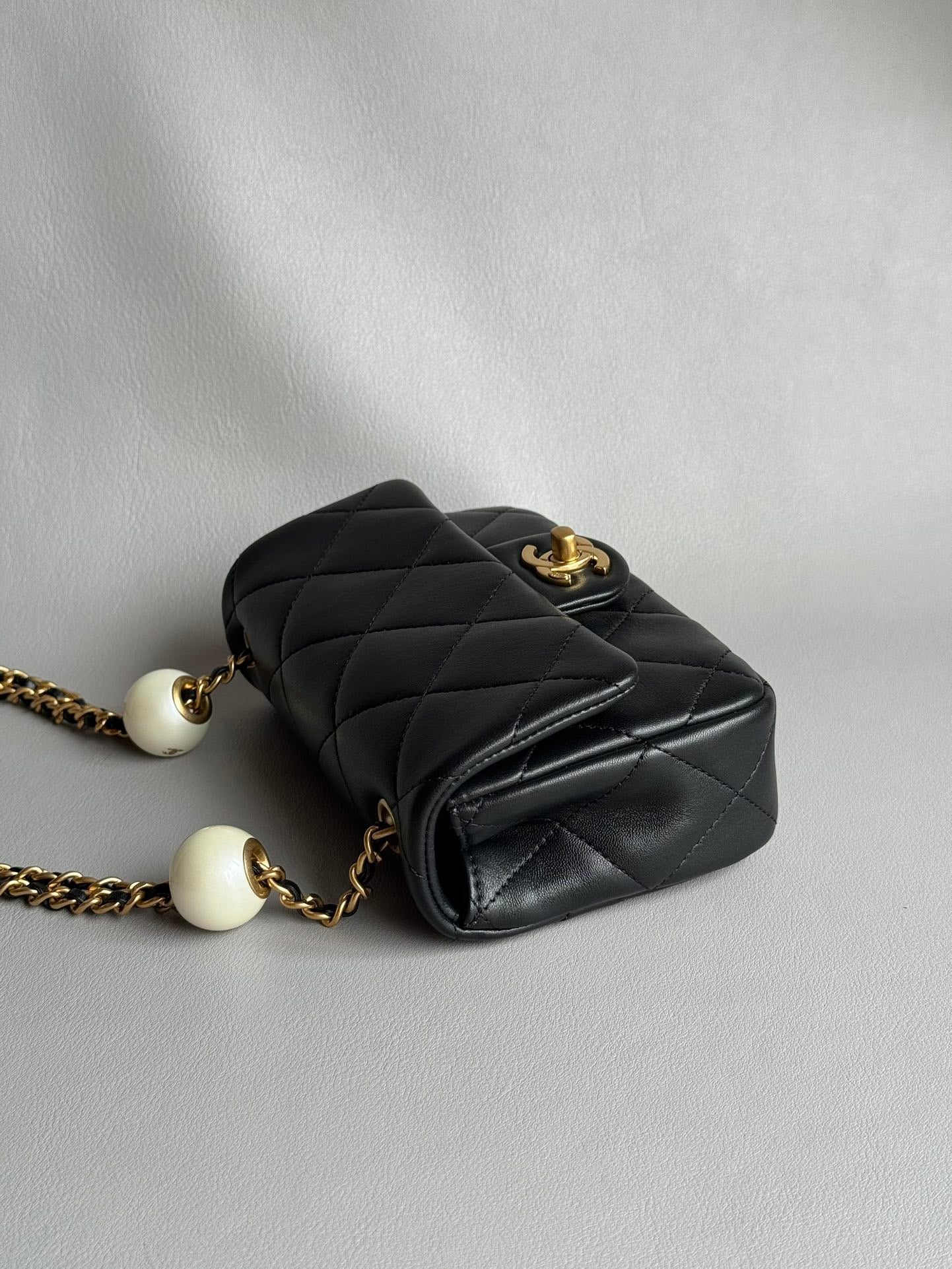 CHANEL-24K Pearl Flap bag golden/sliver