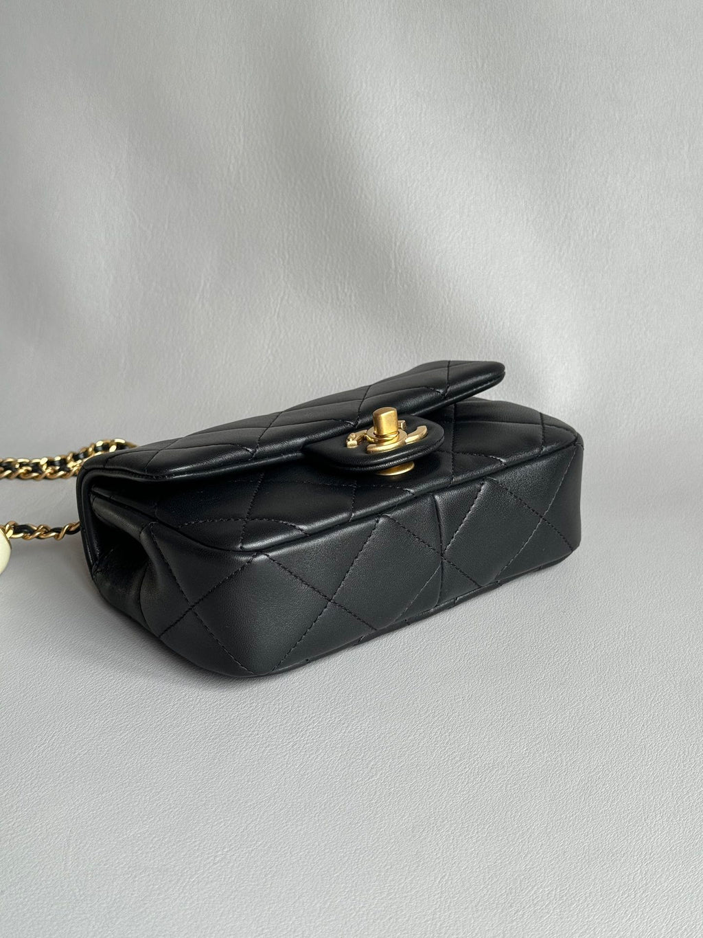 CHANEL-24K Pearl Flap bag golden/sliver