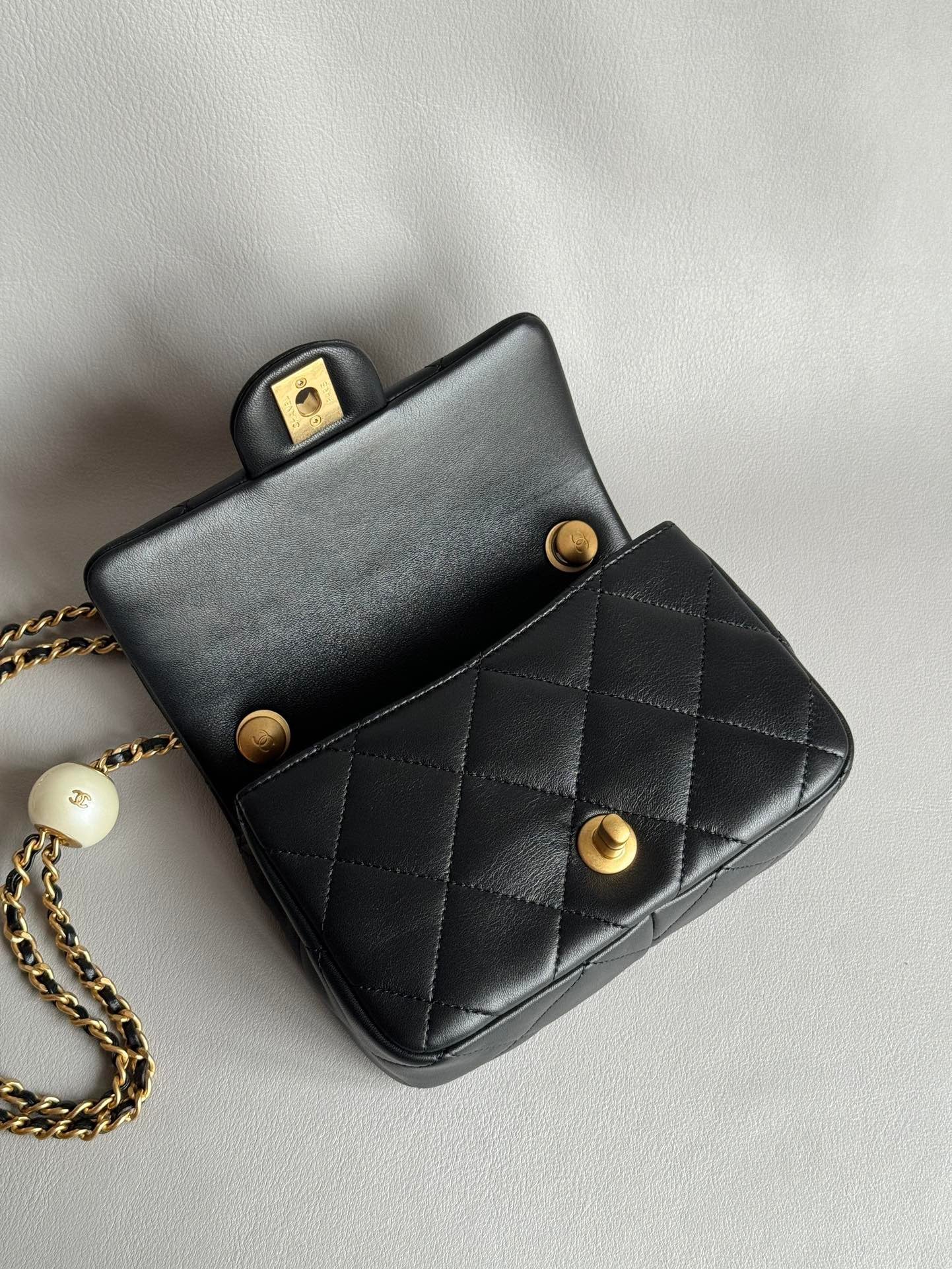 CHANEL-24K Pearl Flap bag golden/sliver