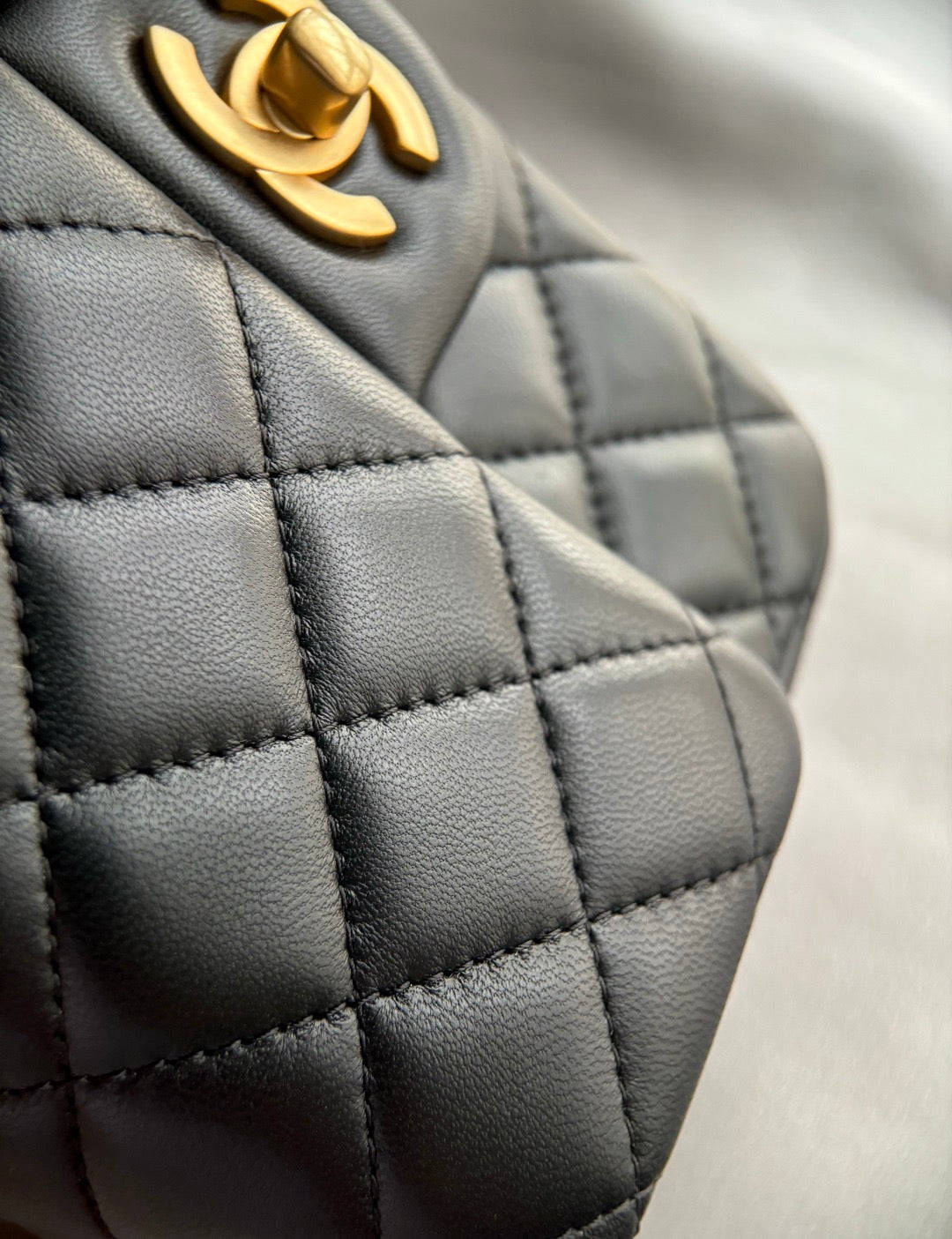 CHANEL-22K Flap bag golden/sliver