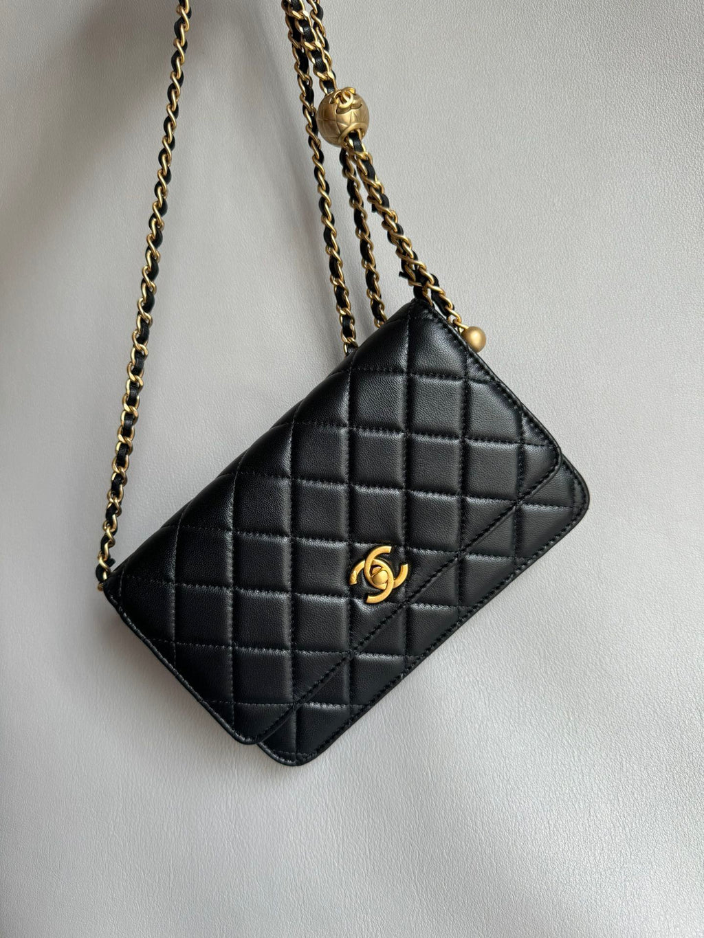 CHANEL- 25A WOC bag Handle bag golden/sliver