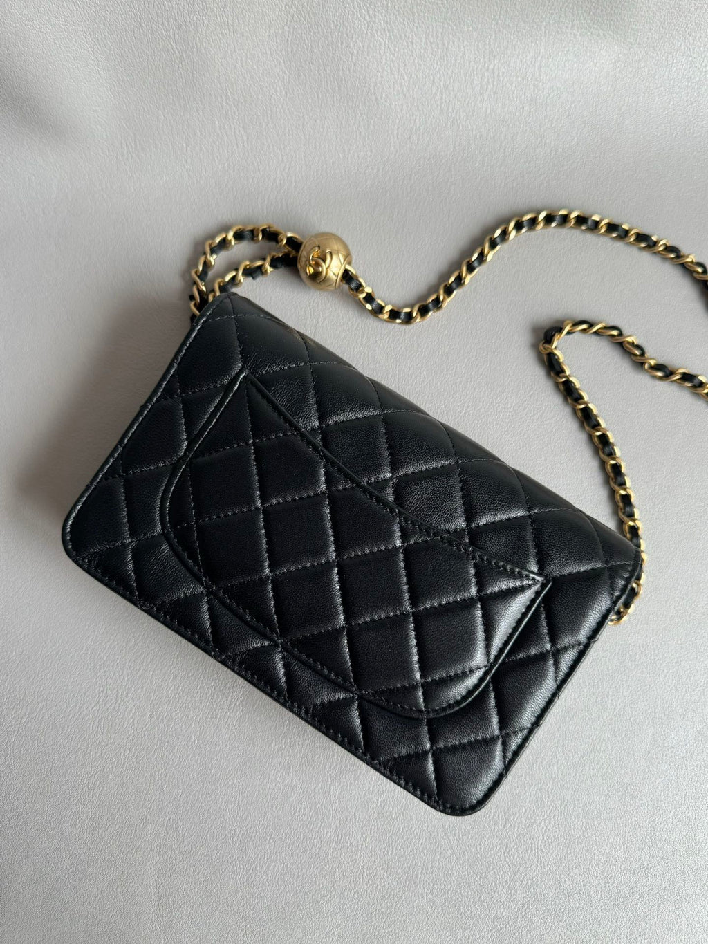 CHANEL- 25A WOC bag Handle bag golden/sliver