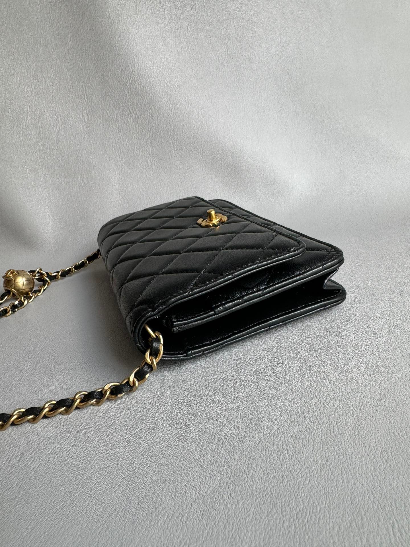 CHANEL- 25A WOC bag Handle bag golden/sliver