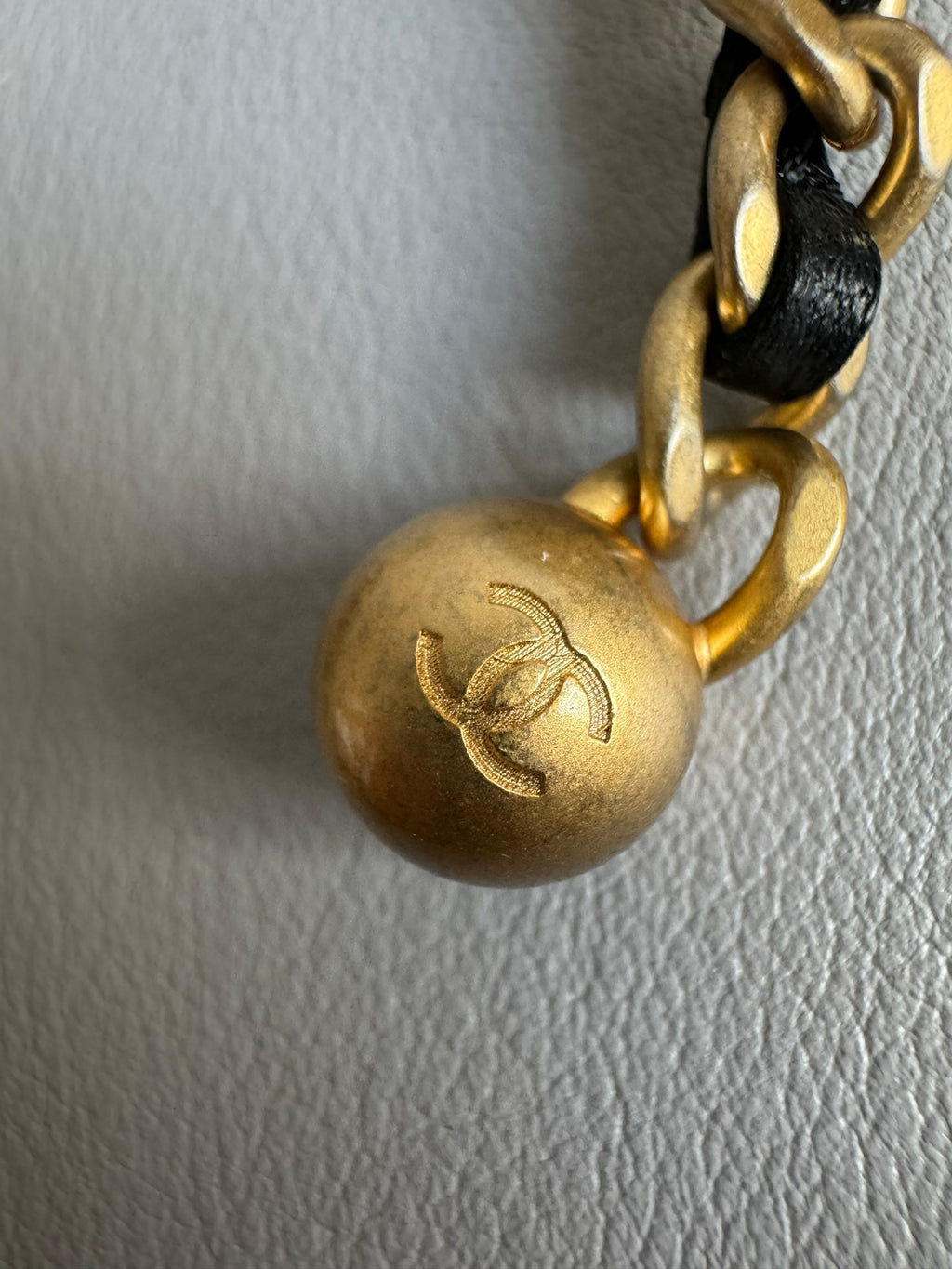 CHANEL- 25A WOC bag Handle bag golden/sliver