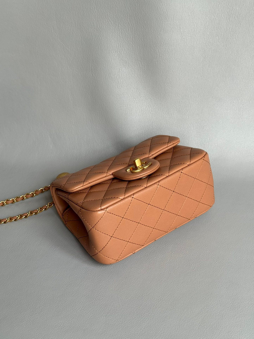 CHANEL-22K Flap bag golden/sliver