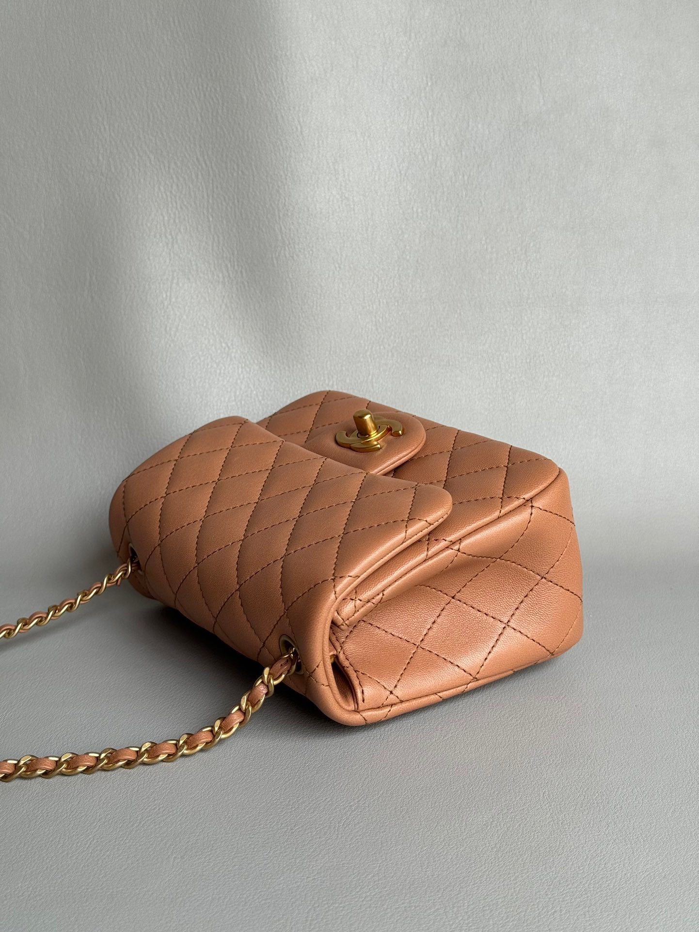 CHANEL-22K Flap bag golden/sliver