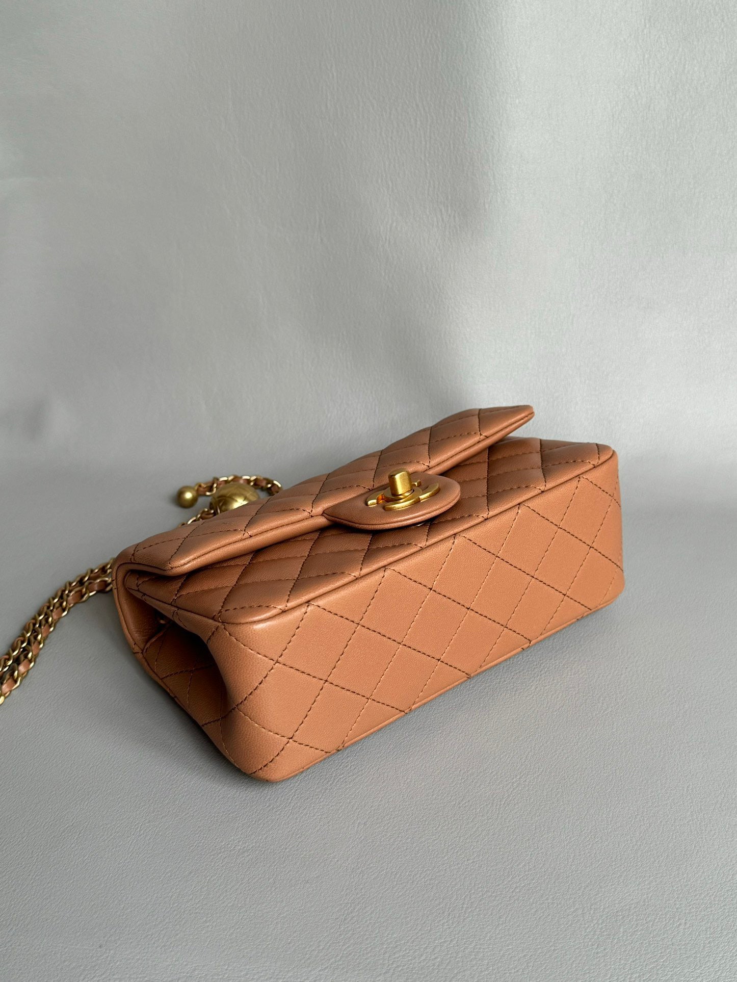 CHANEL-22K Flap bag golden/sliver