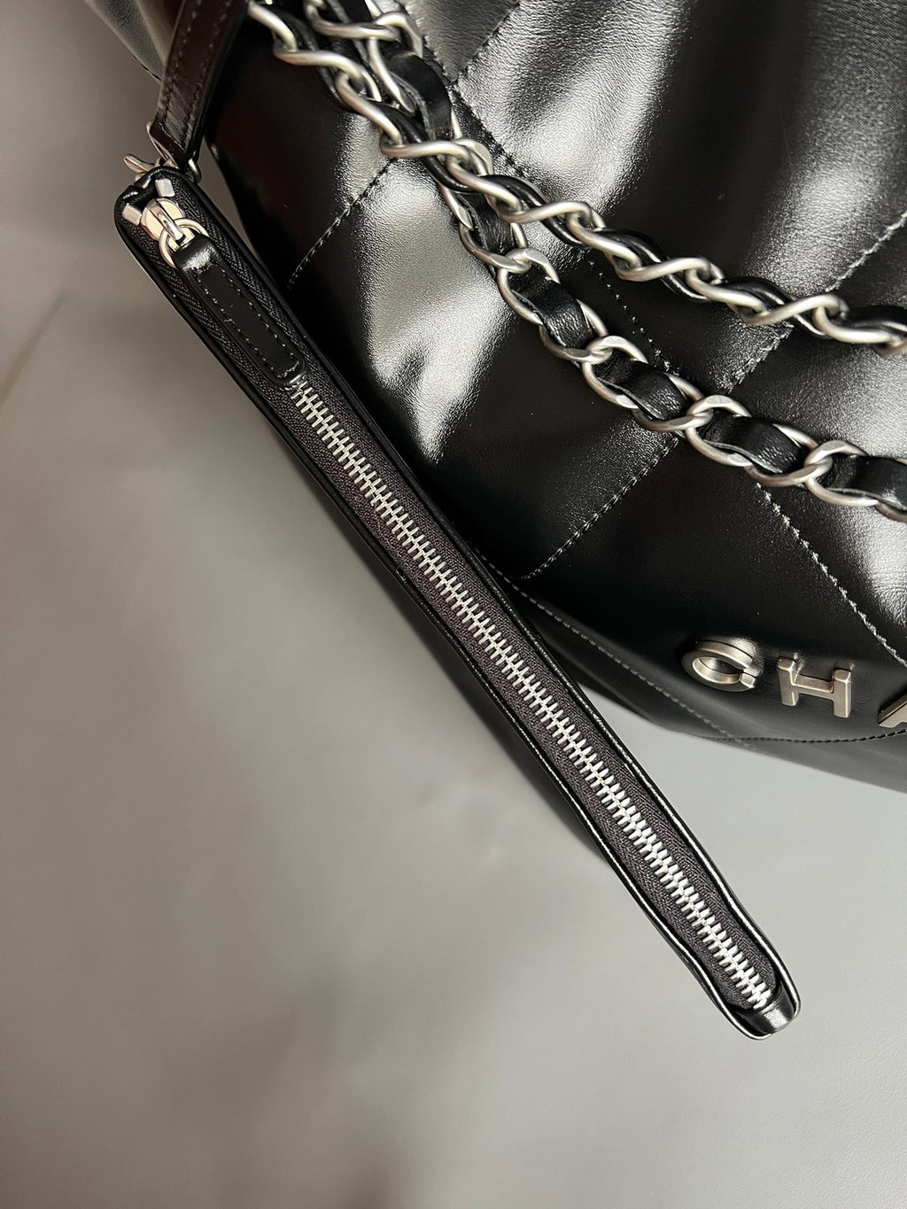 CHANEL-22bag mini golden/sliver