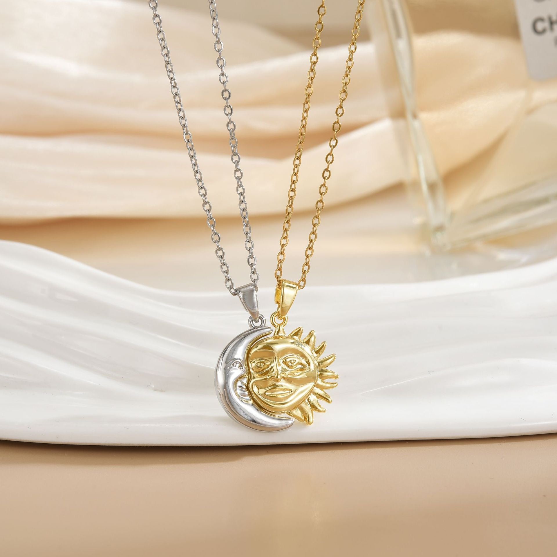FENG SHUI - 1 Magnetic sun and moon necklace fashion all high-grade sense