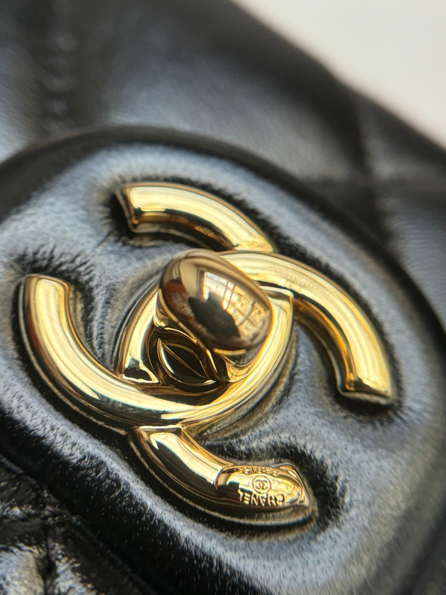 CHANEL-22B CF bag golden/sliver