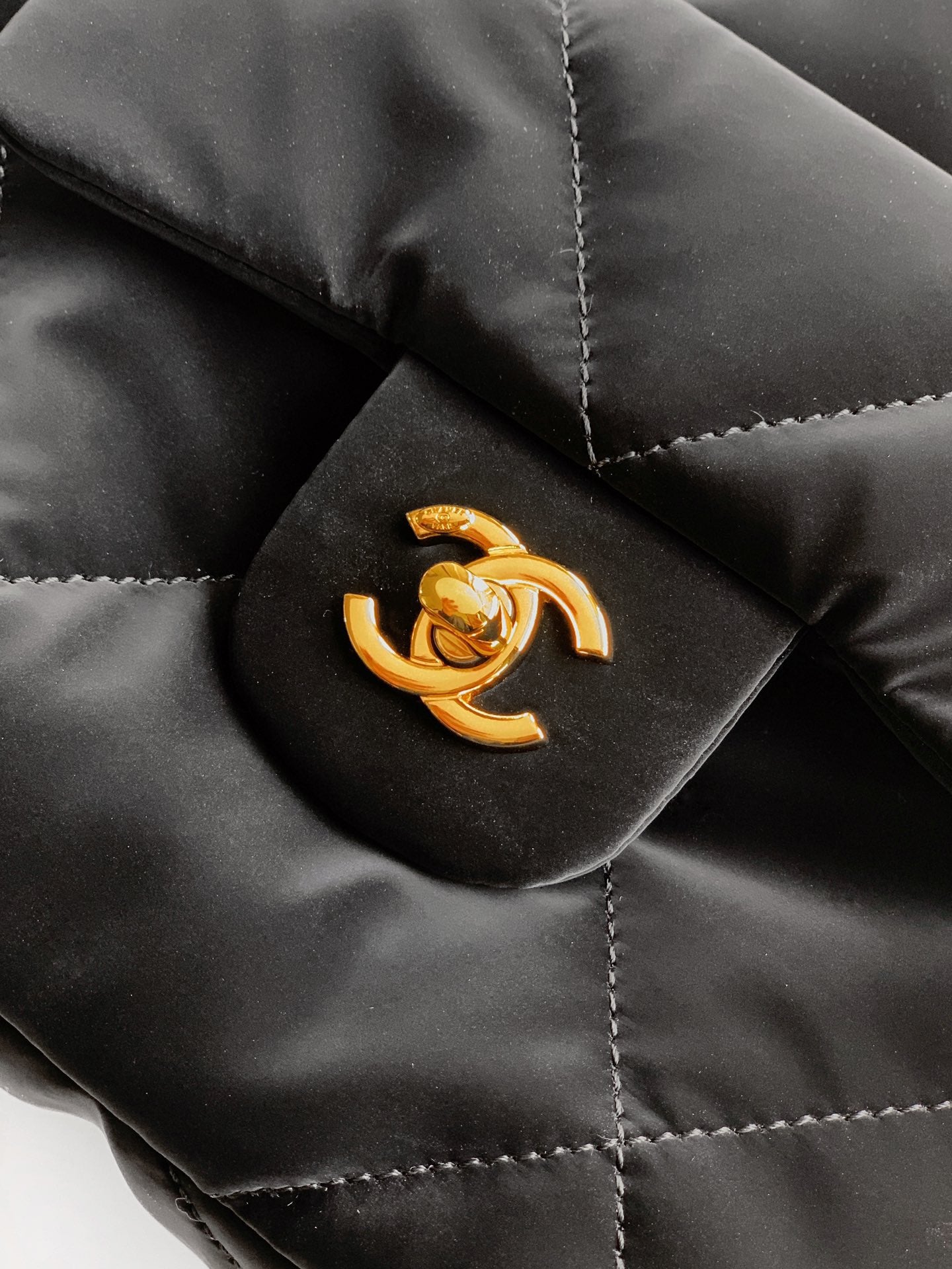 CHANEL-25N coco Negie  golden/sliver