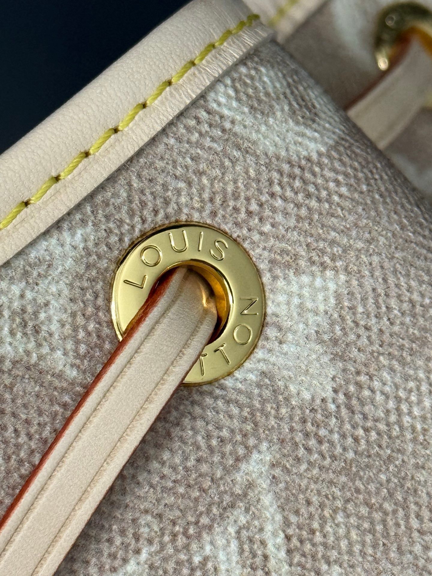 LOUIS VUITTON- Montsouris   Travels With M15135