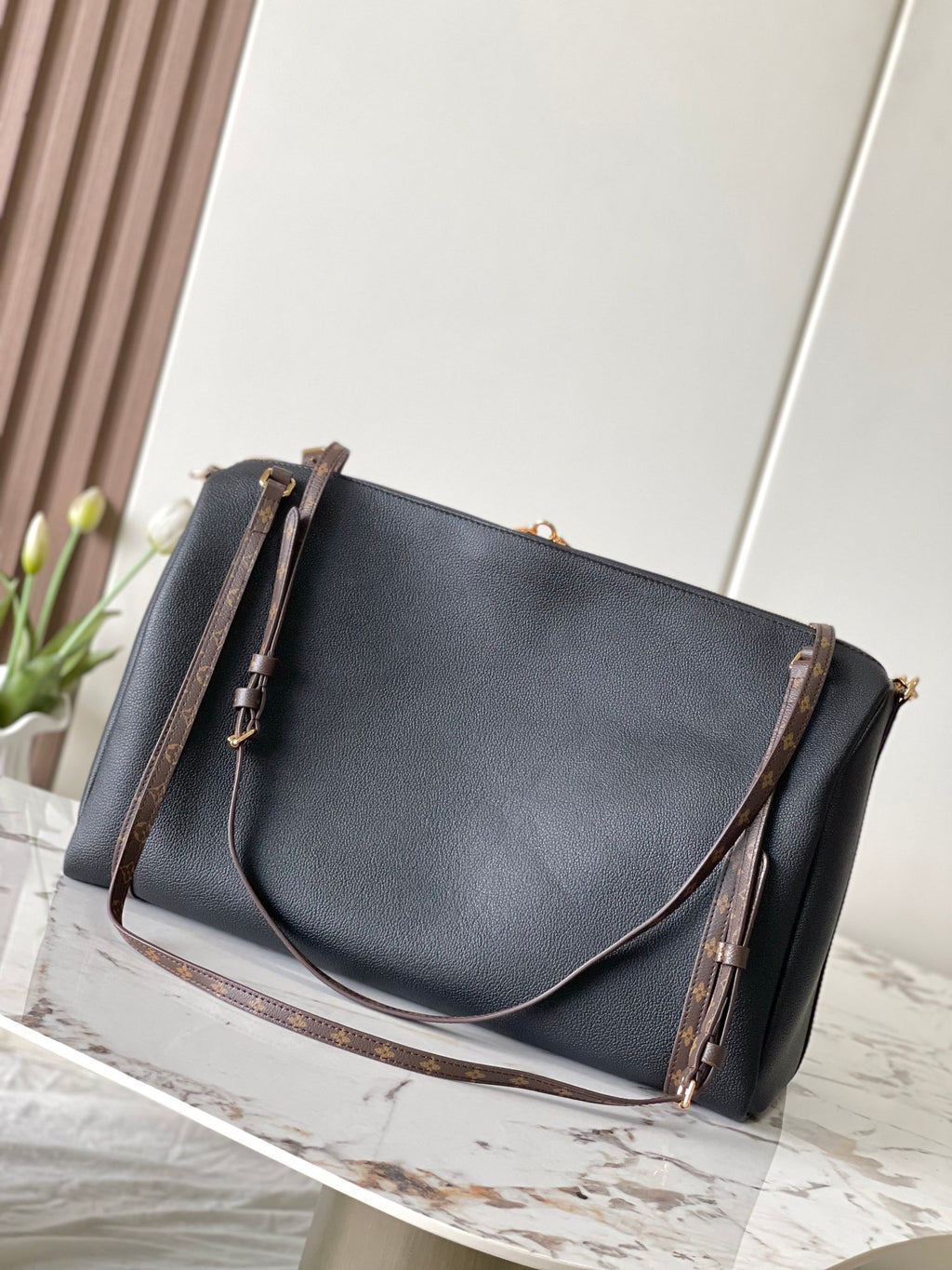 LOUIS VUITTON- M26037 Exess Travel