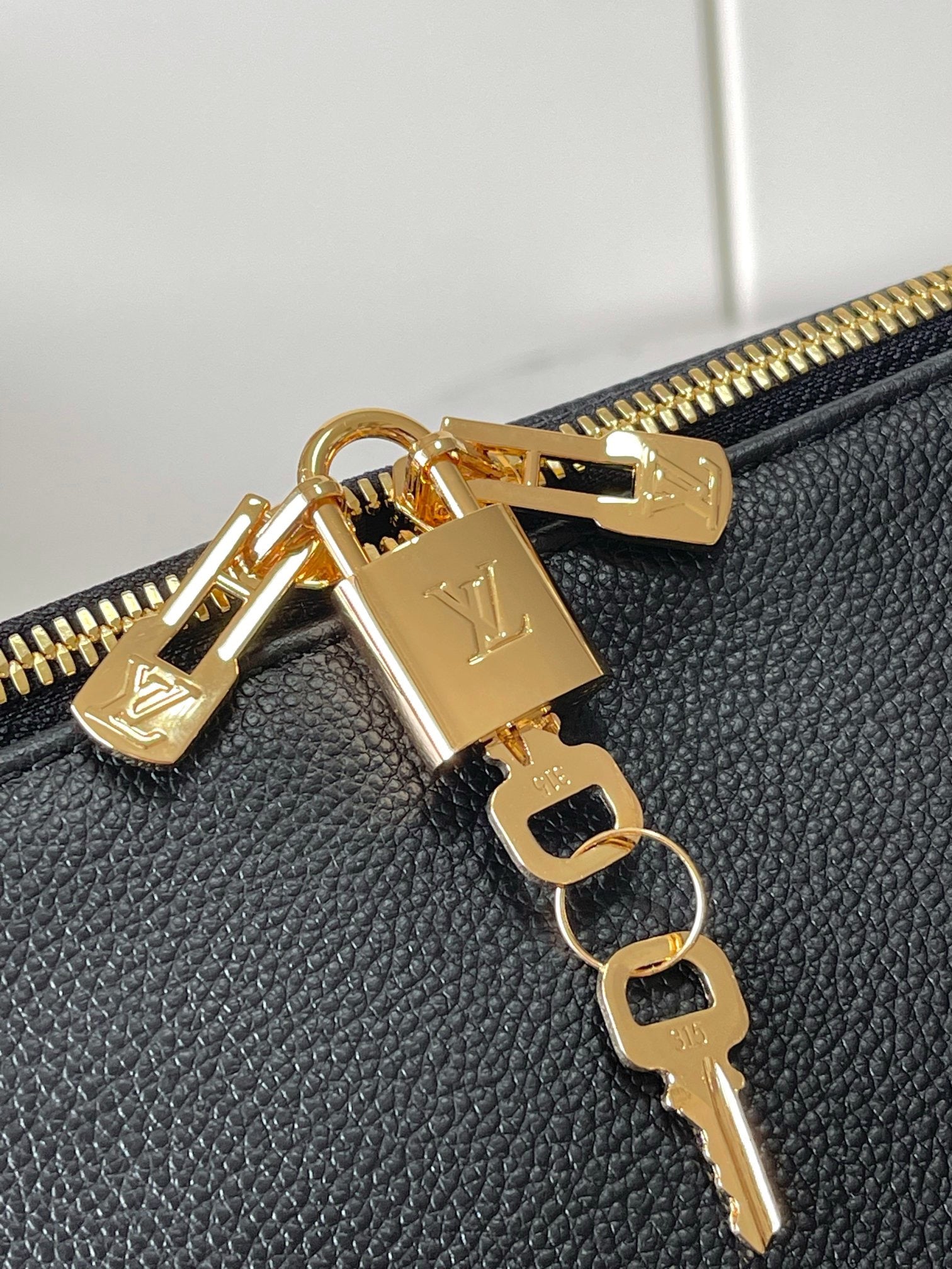 LOUIS VUITTON- M26037 Exess Travel