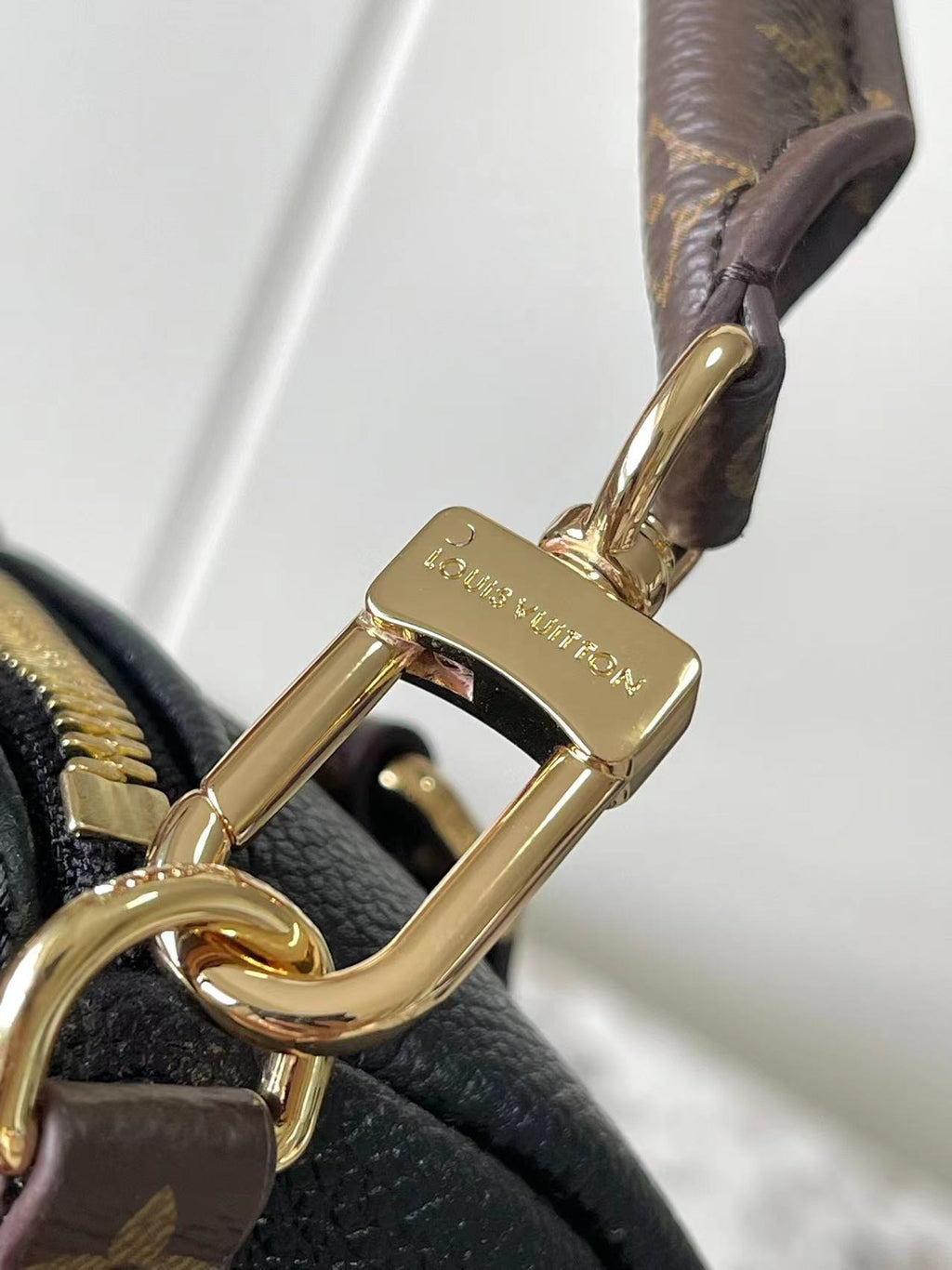 LOUIS VUITTON- M26037 Exess Travel