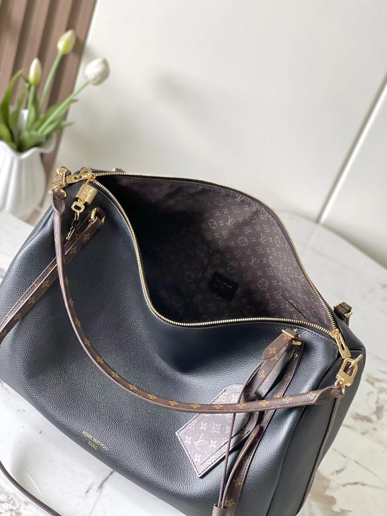 LOUIS VUITTON- M26037 Exess Travel