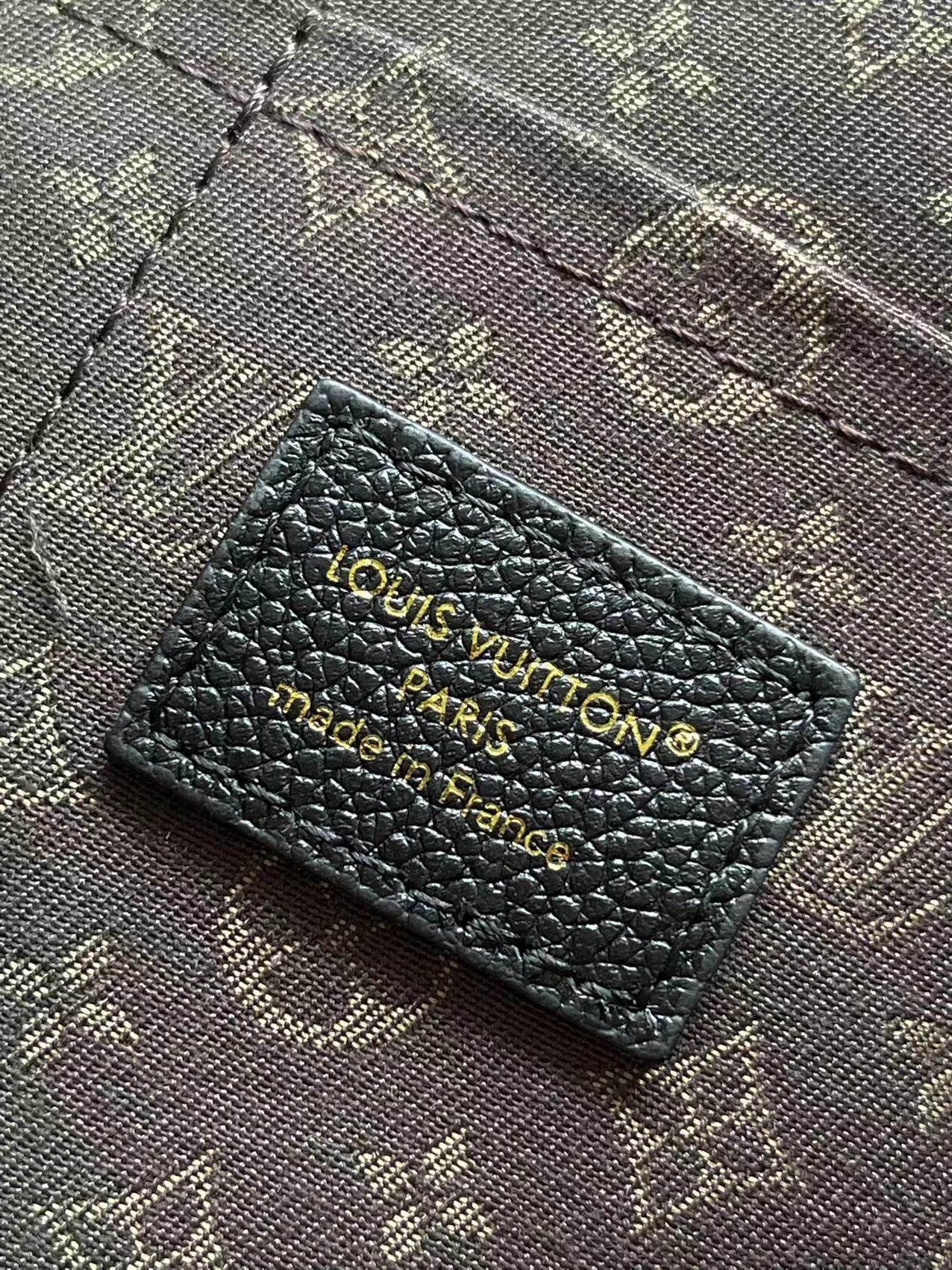 LOUIS VUITTON- M26037 Exess Travel