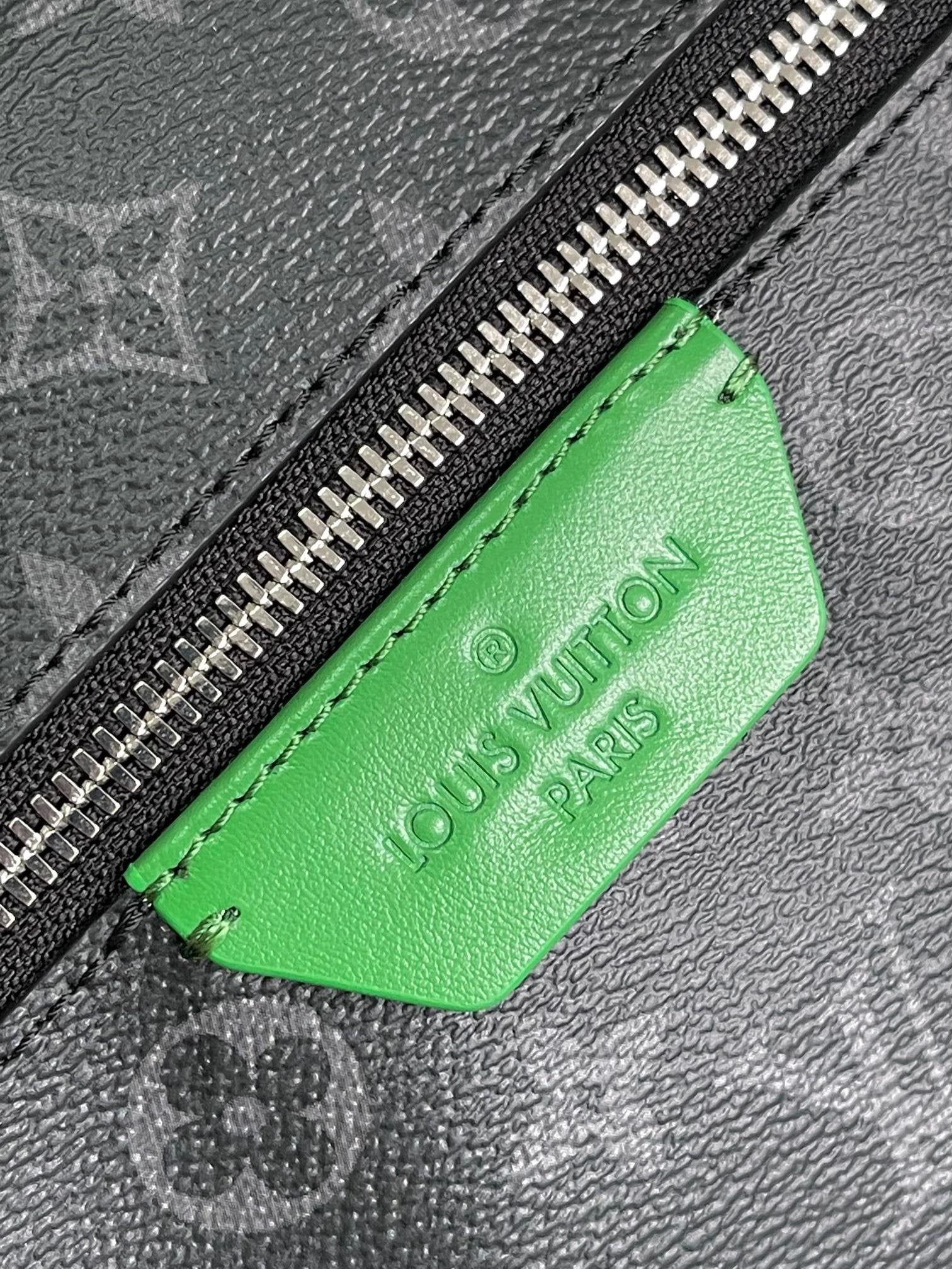 LOUIS VUITTON- M25887 Discovery