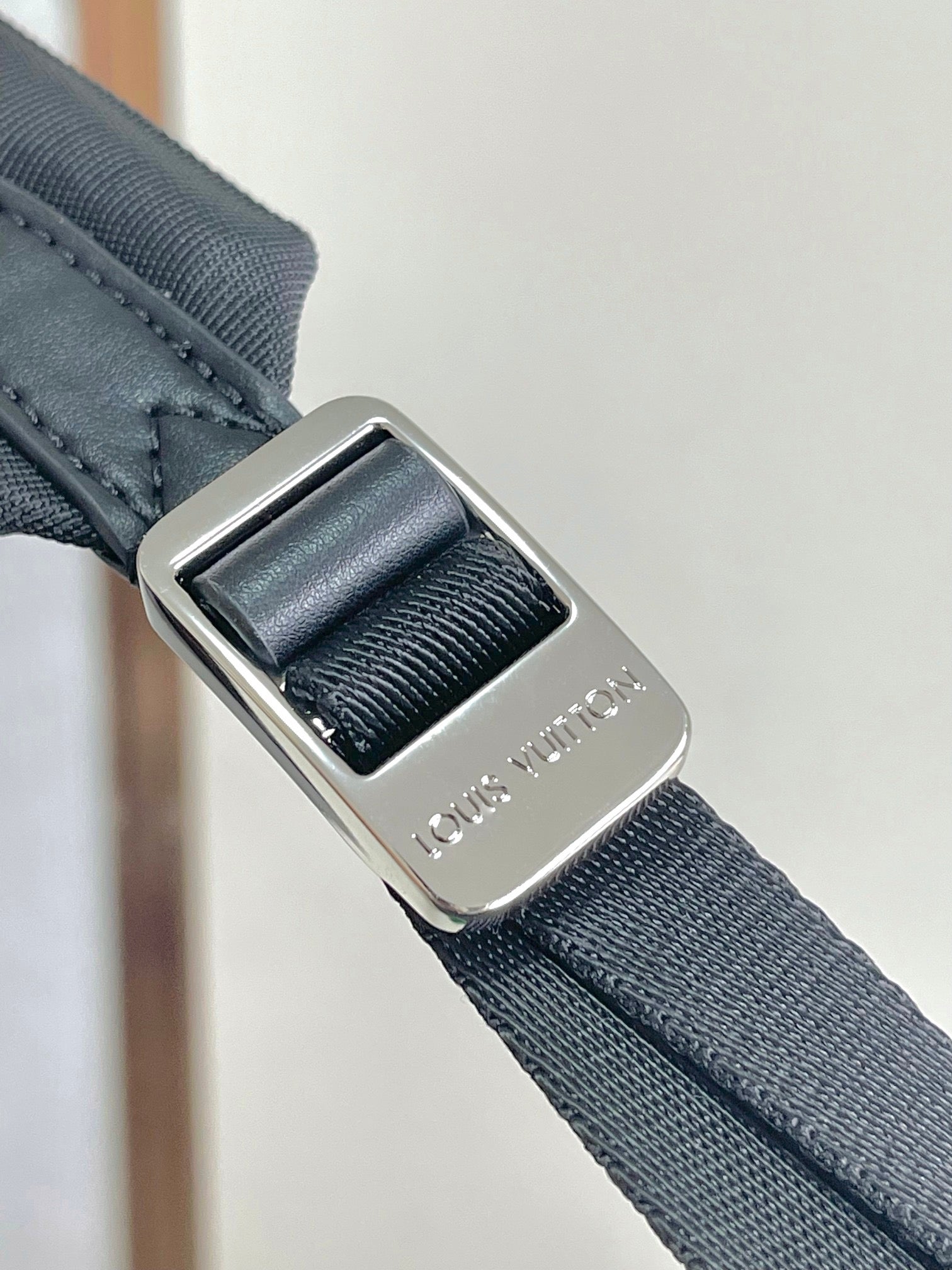 LOUIS VUITTON- M25887 Discovery