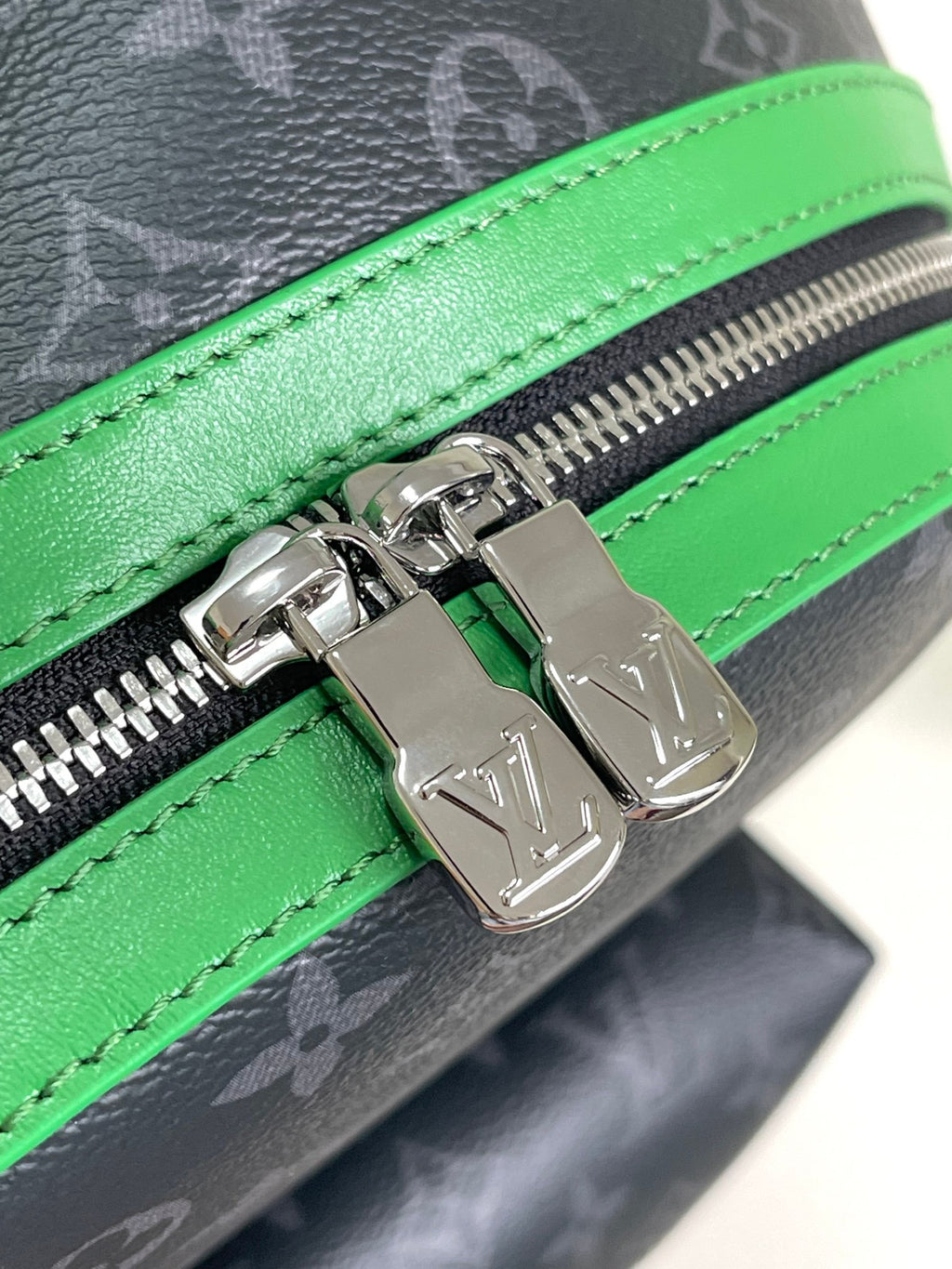 LOUIS VUITTON- M25887 Discovery