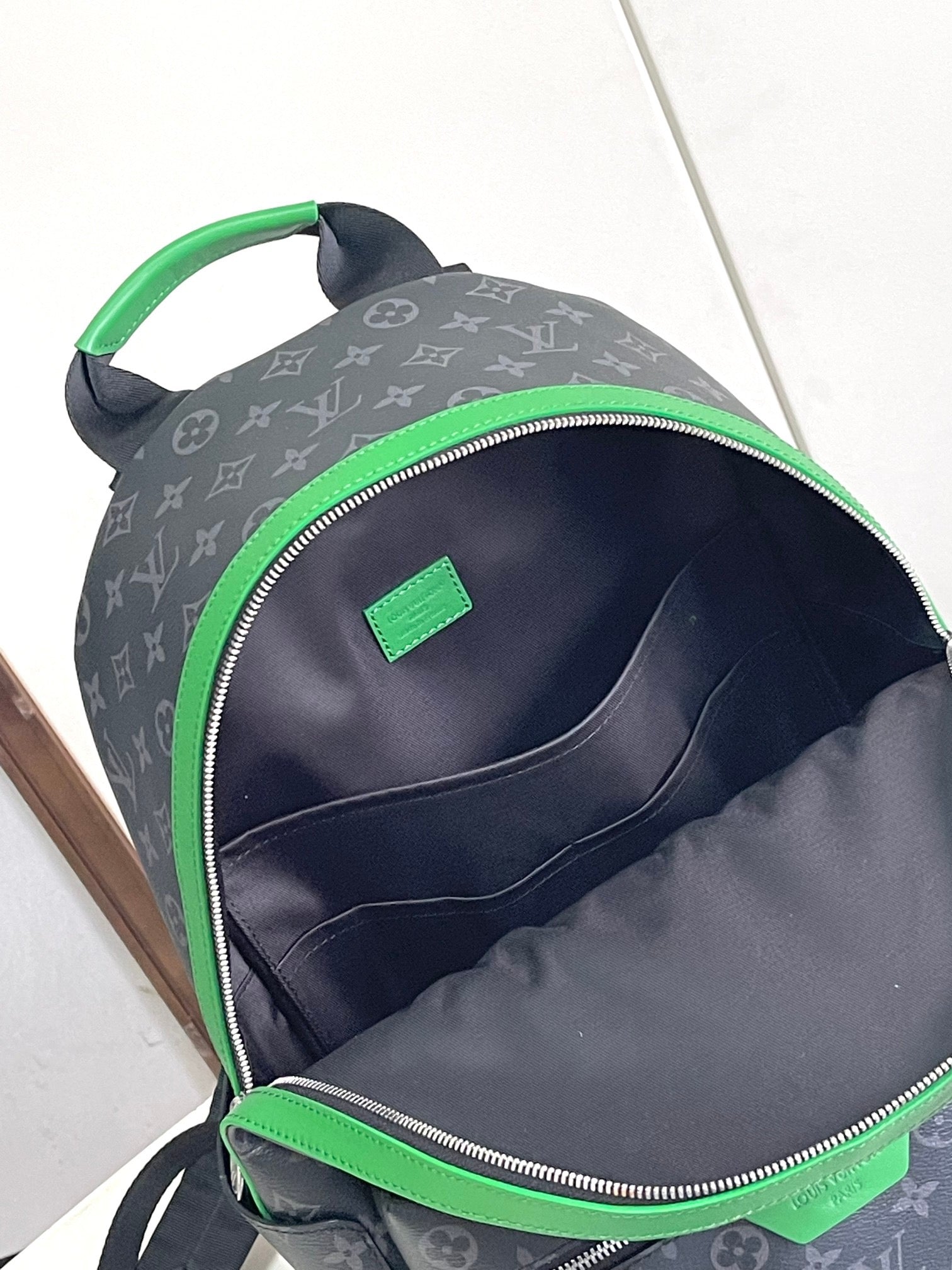 LOUIS VUITTON- M25887 Discovery