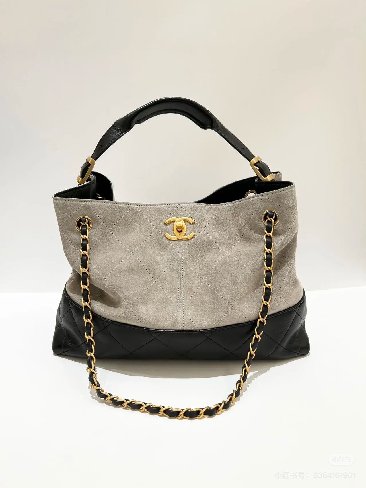 CHANEL- 25A Hobo  bag  golden/sliver