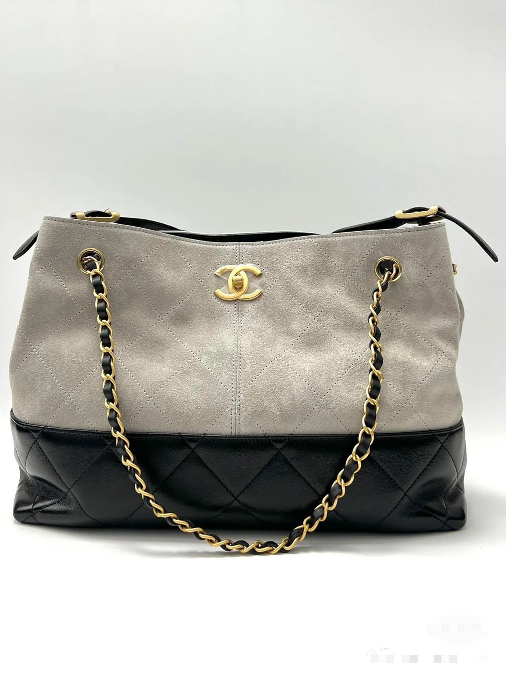 CHANEL- 25A Hobo  bag  golden/sliver