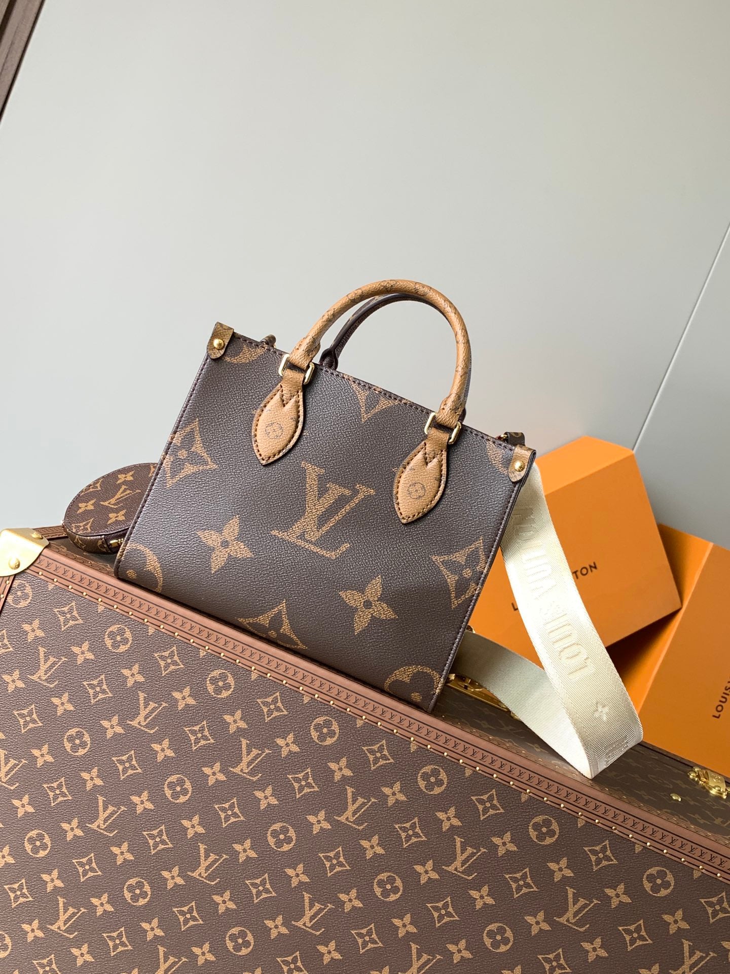 LOUIS VUITTON- M46373 onthego monogram reverse